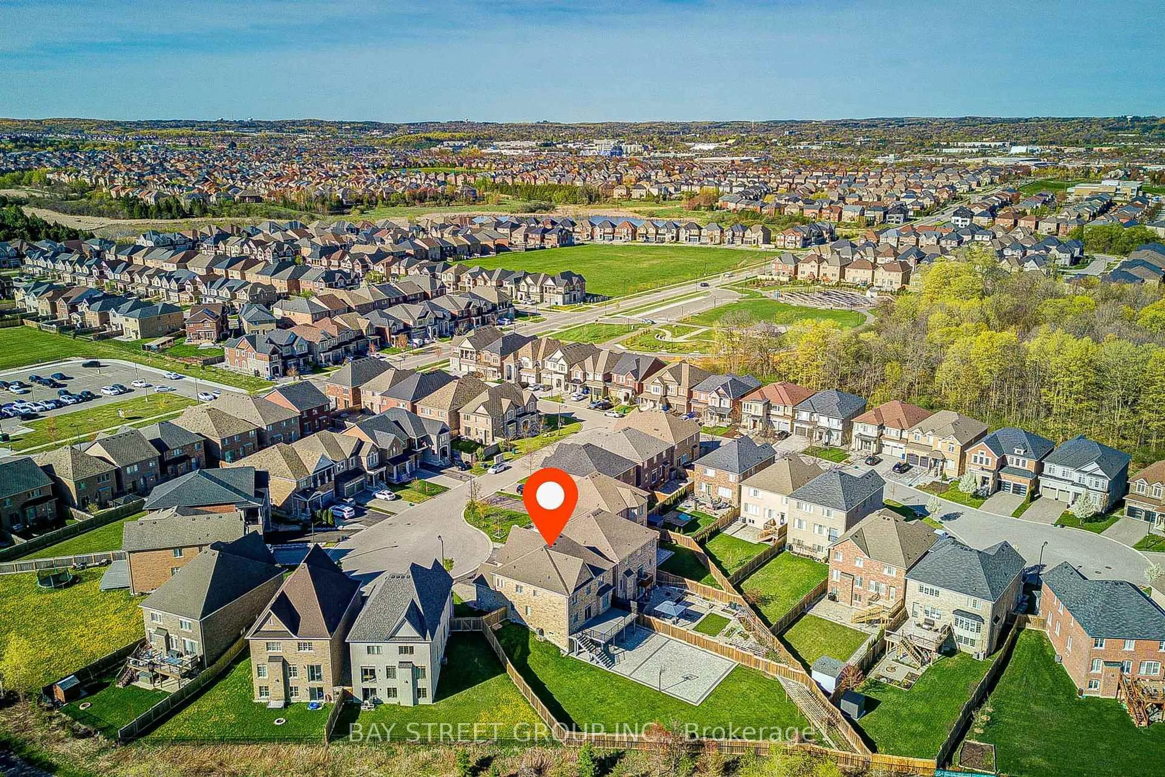 A pic from outside/outdoor area/front of a property/back of a property/a pic from drone, street for 28 Boland Crt, Aurora Ontario L4G 0W6