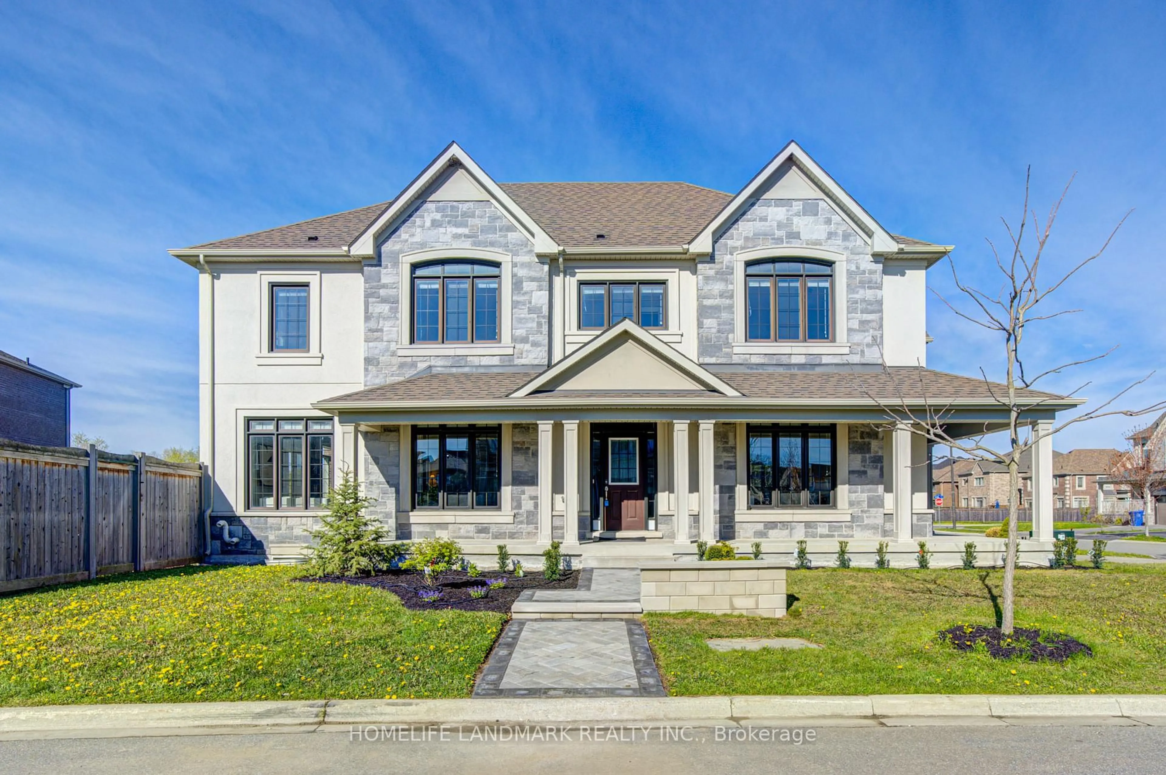 Home with vinyl exterior material, street for 7 Deer Pass Rd, East Gwillimbury Ontario L9N 0S5