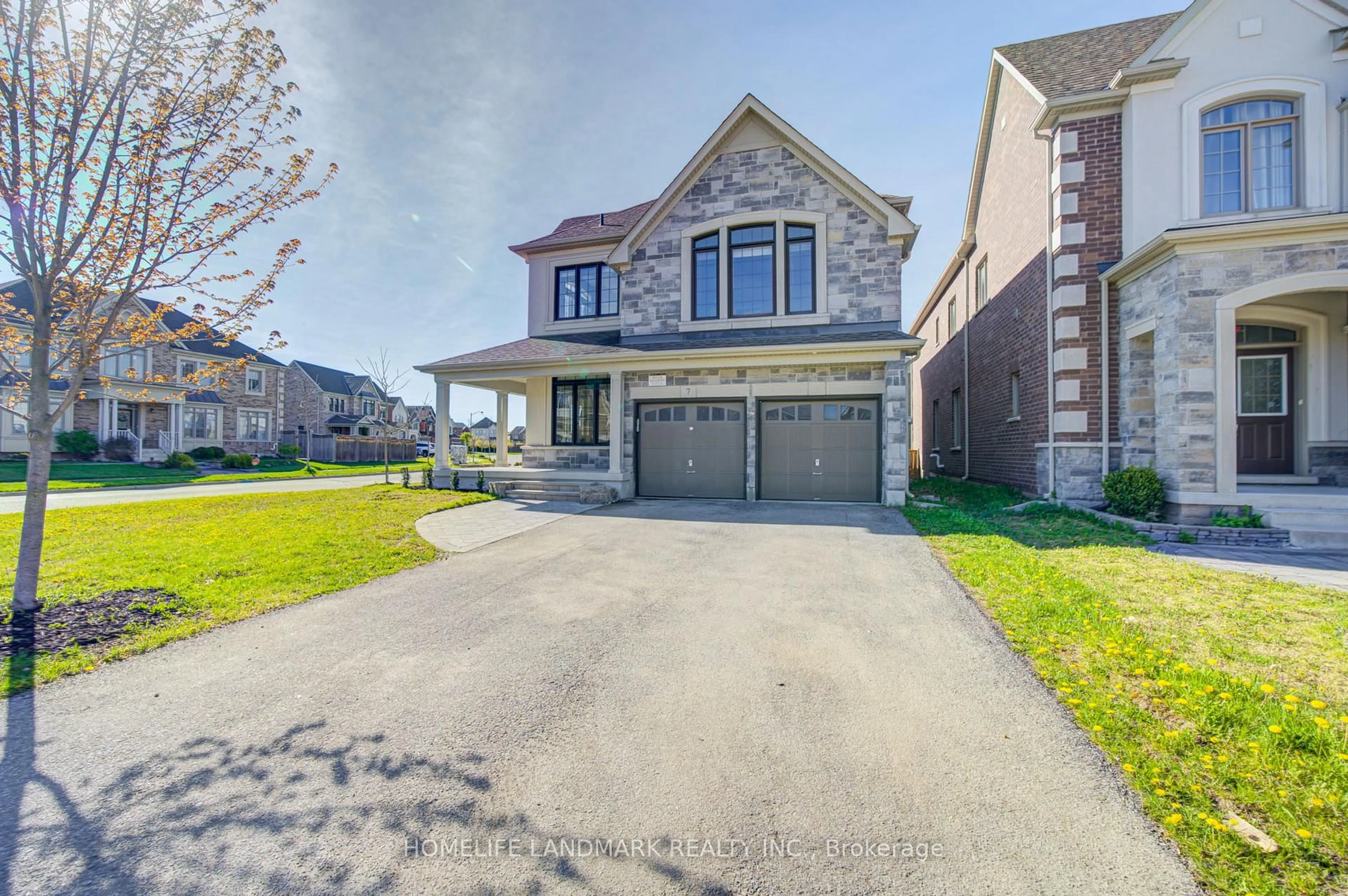 Home with brick exterior material, street for 7 Deer Pass Rd, East Gwillimbury Ontario L9N 0S5