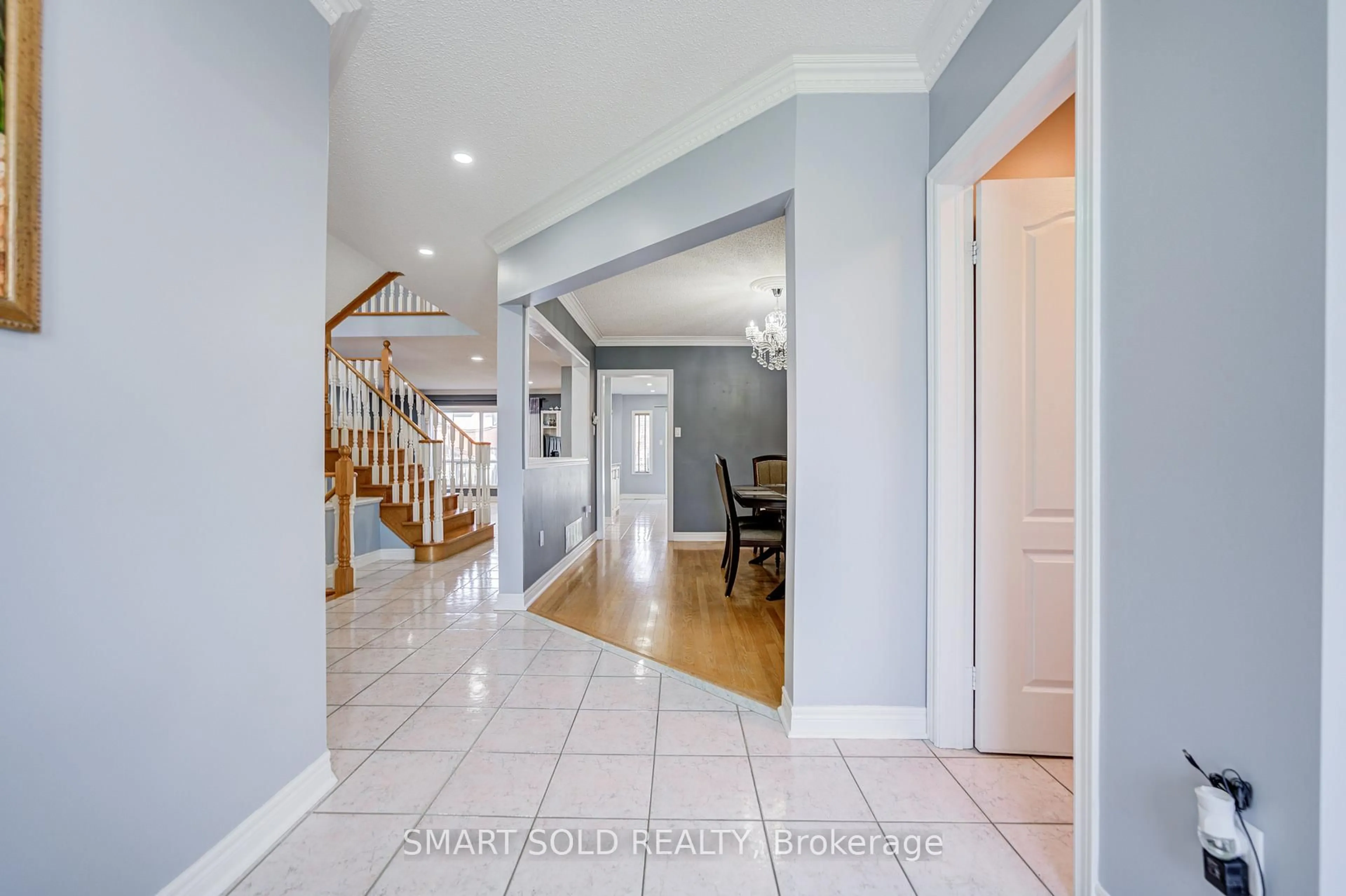 Indoor entryway for 72 Norbury Dr, Markham Ontario L3S 3V2