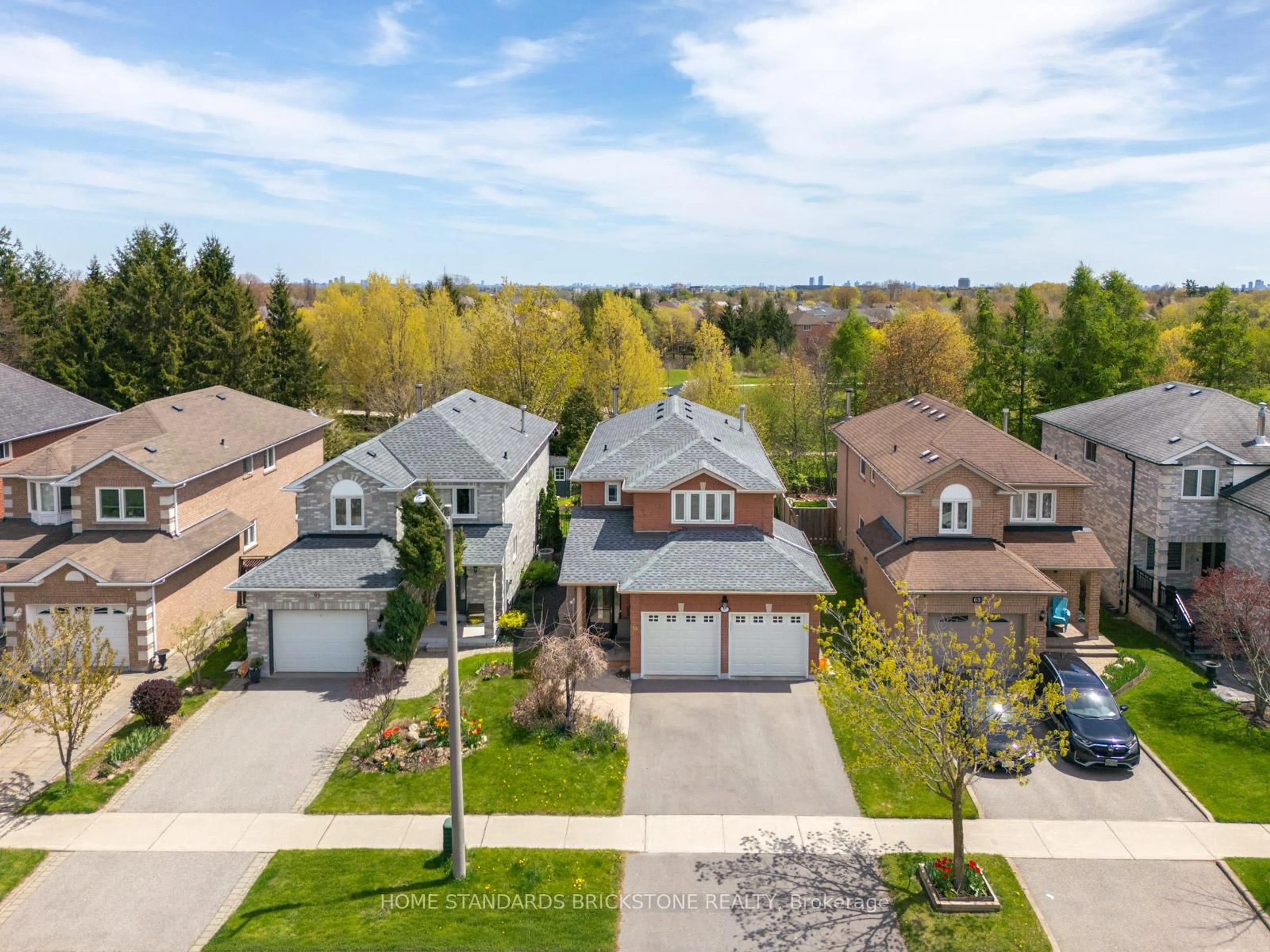 A pic from outside/outdoor area/front of a property/back of a property/a pic from drone, street for 65 Springer Dr, Richmond Hill Ontario L4C 0G3