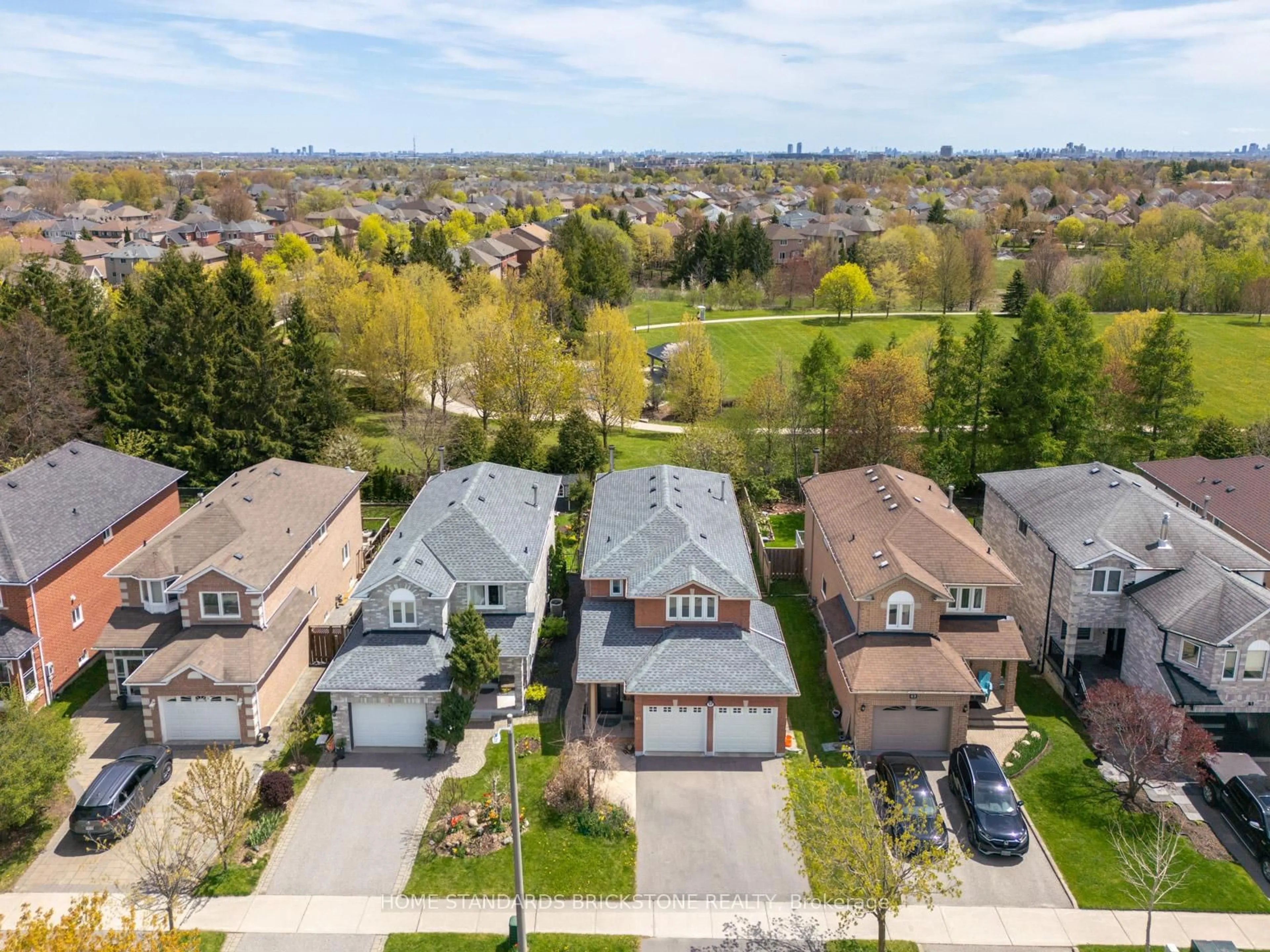 A pic from outside/outdoor area/front of a property/back of a property/a pic from drone, street for 65 Springer Dr, Richmond Hill Ontario L4C 0G3