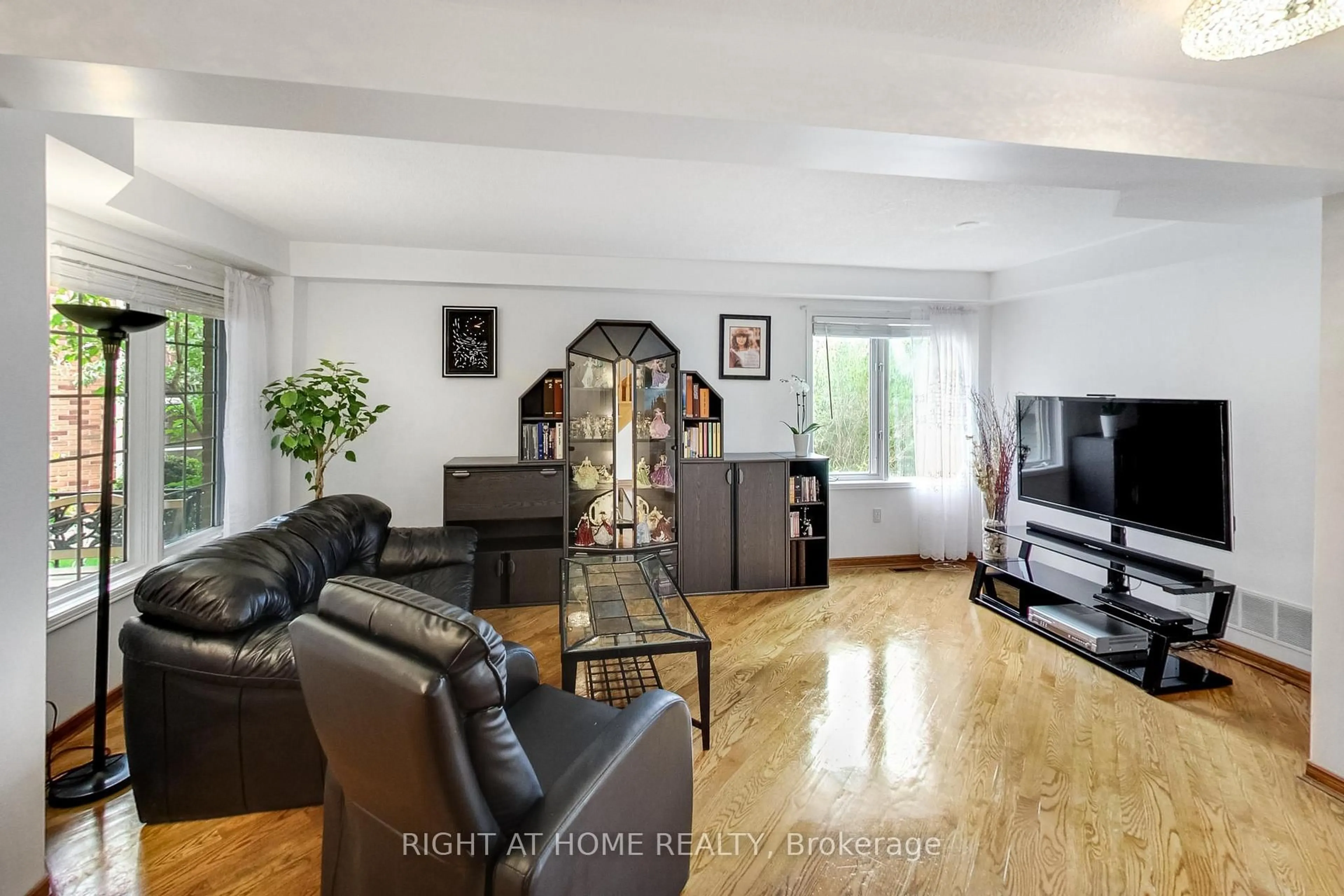 Living room with furniture, unknown for 28 Foxtail Rdge, Newmarket Ontario L3X 1Z6