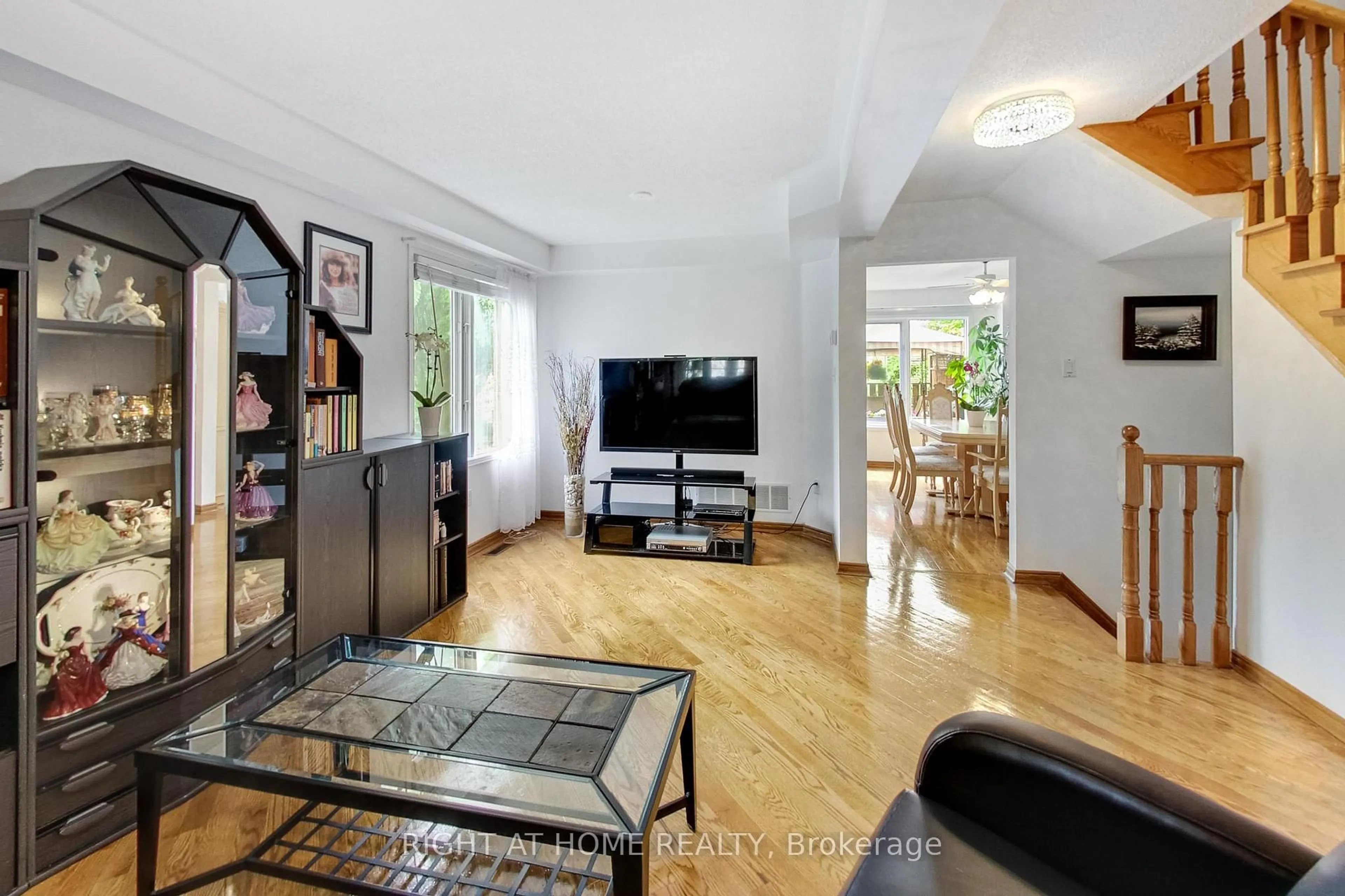 Living room with furniture, unknown for 28 Foxtail Rdge, Newmarket Ontario L3X 1Z6