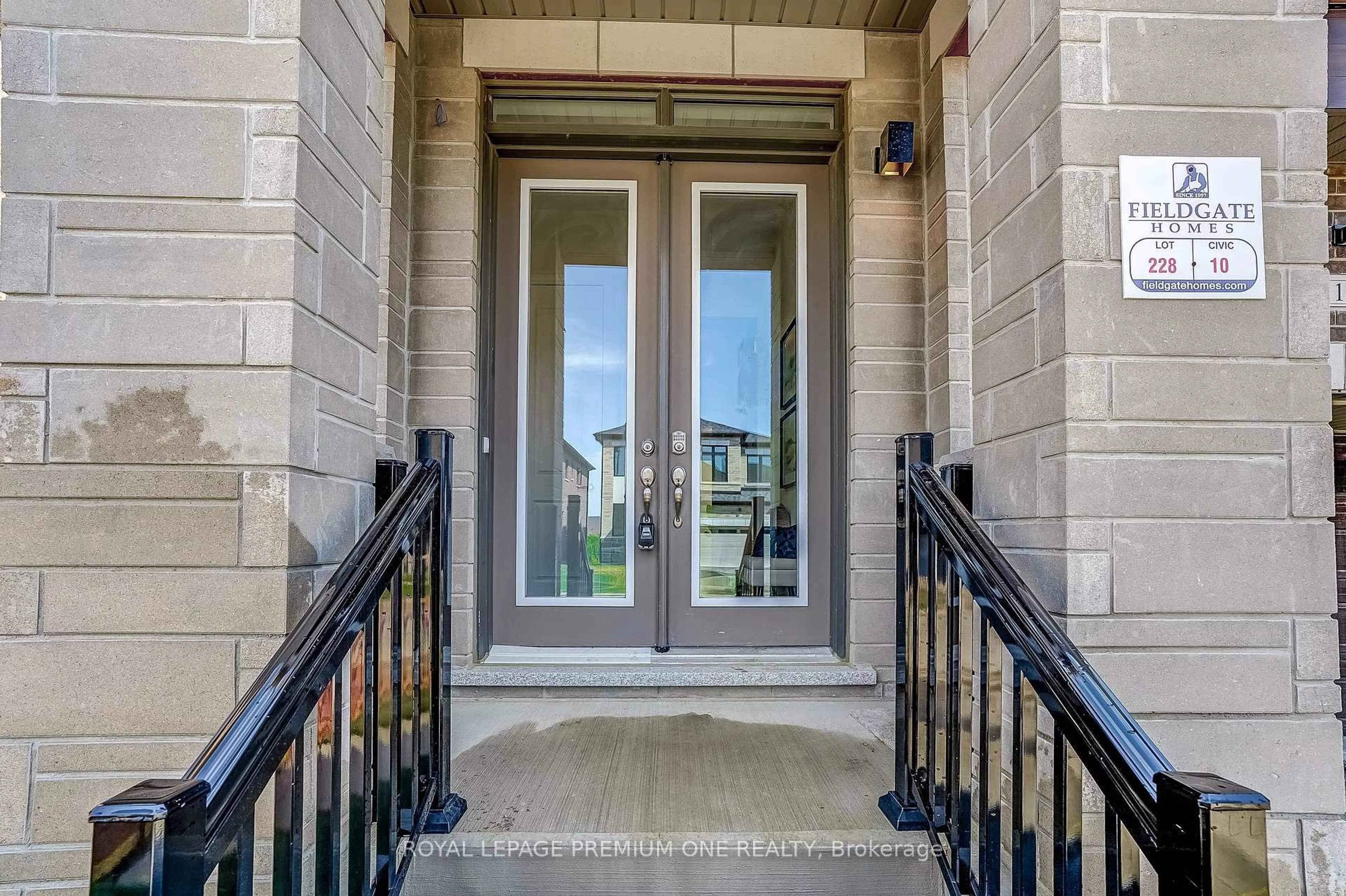 Indoor entryway for 10 PERCHERON Crt, Markham Ontario L6C 3T8