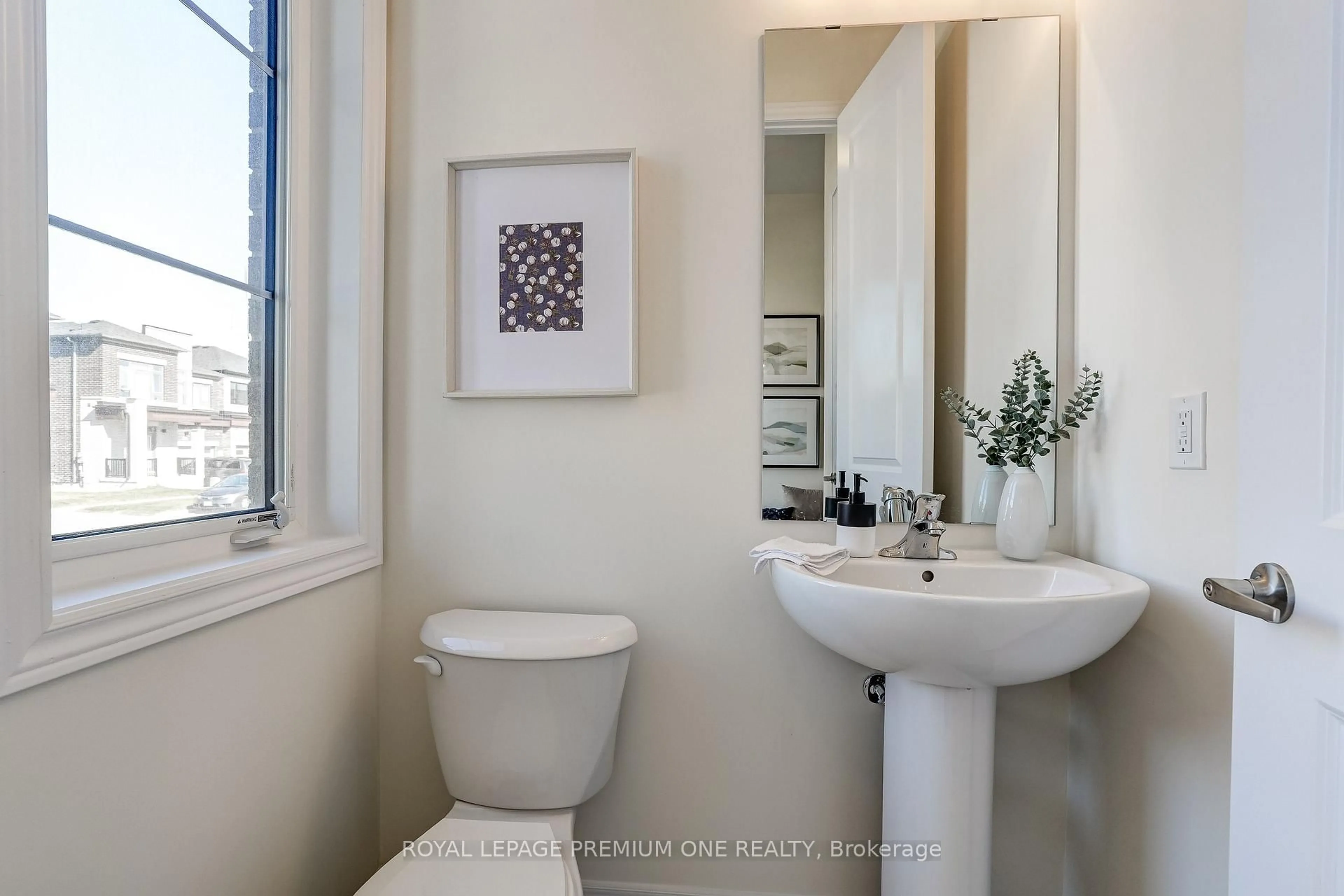 Standard bathroom, ceramic/tile floor for 10 PERCHERON Crt, Markham Ontario L6C 3T8