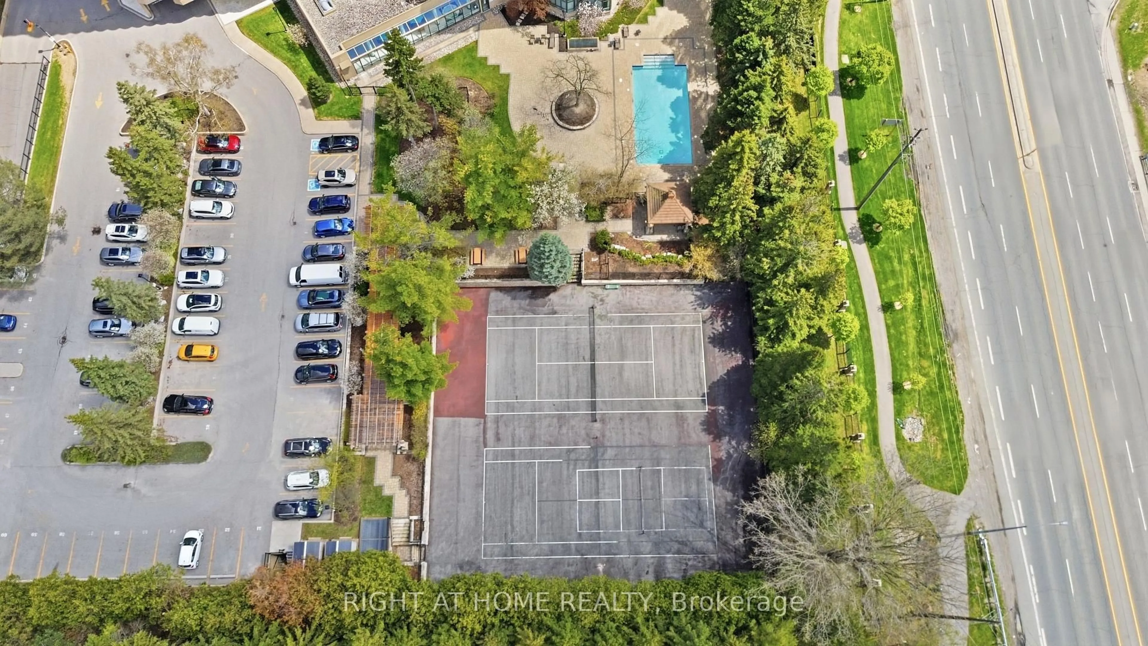 A pic from outside/outdoor area/front of a property/back of a property/a pic from drone, unknown for 610 BULLOCK Dr #803, Markham Ontario L3R 0G1