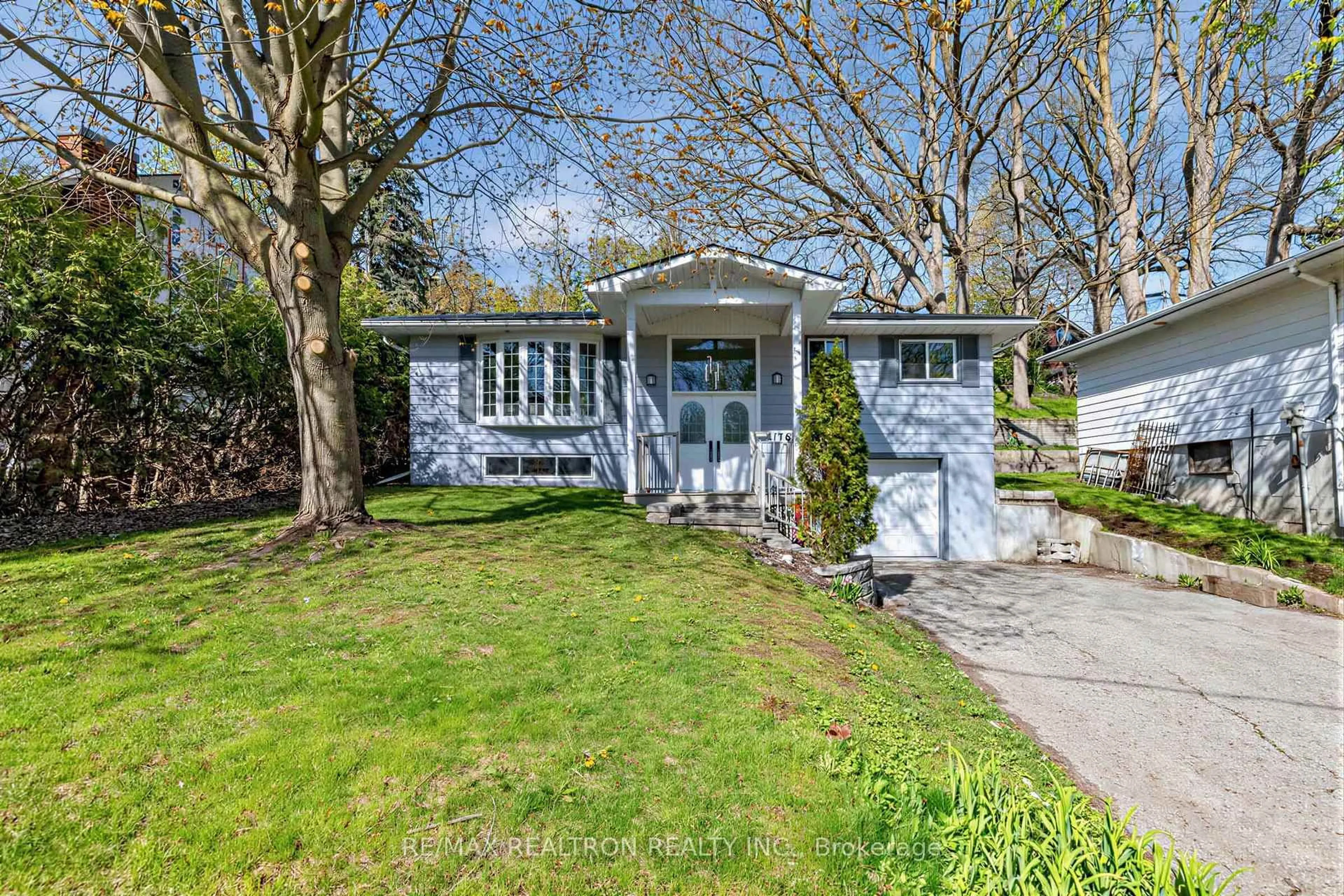 Home with vinyl exterior material, street for 176 Charlotte St, Newmarket Ontario L3Y 3S8
