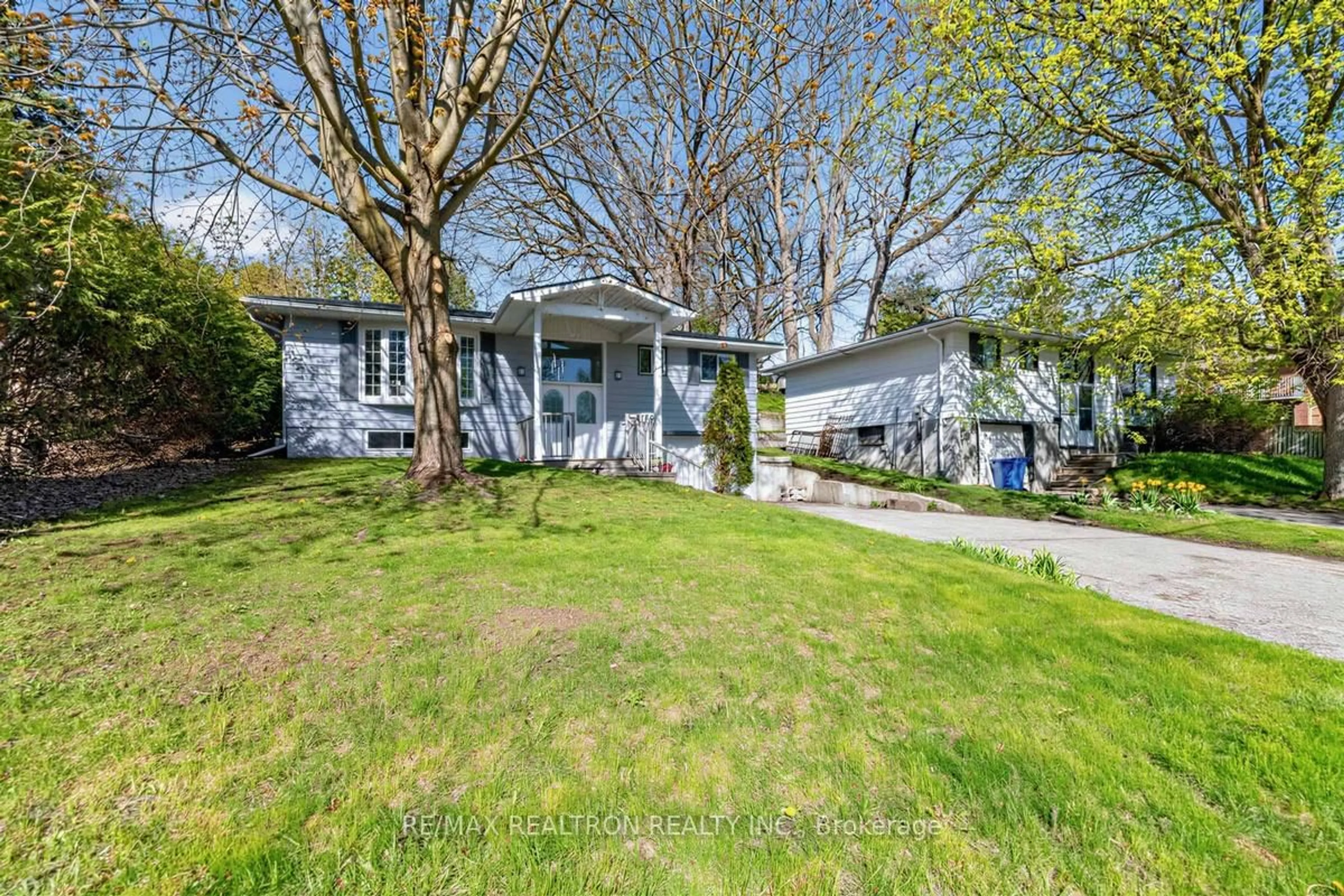 A pic from outside/outdoor area/front of a property/back of a property/a pic from drone, street for 176 Charlotte St, Newmarket Ontario L3Y 3S8