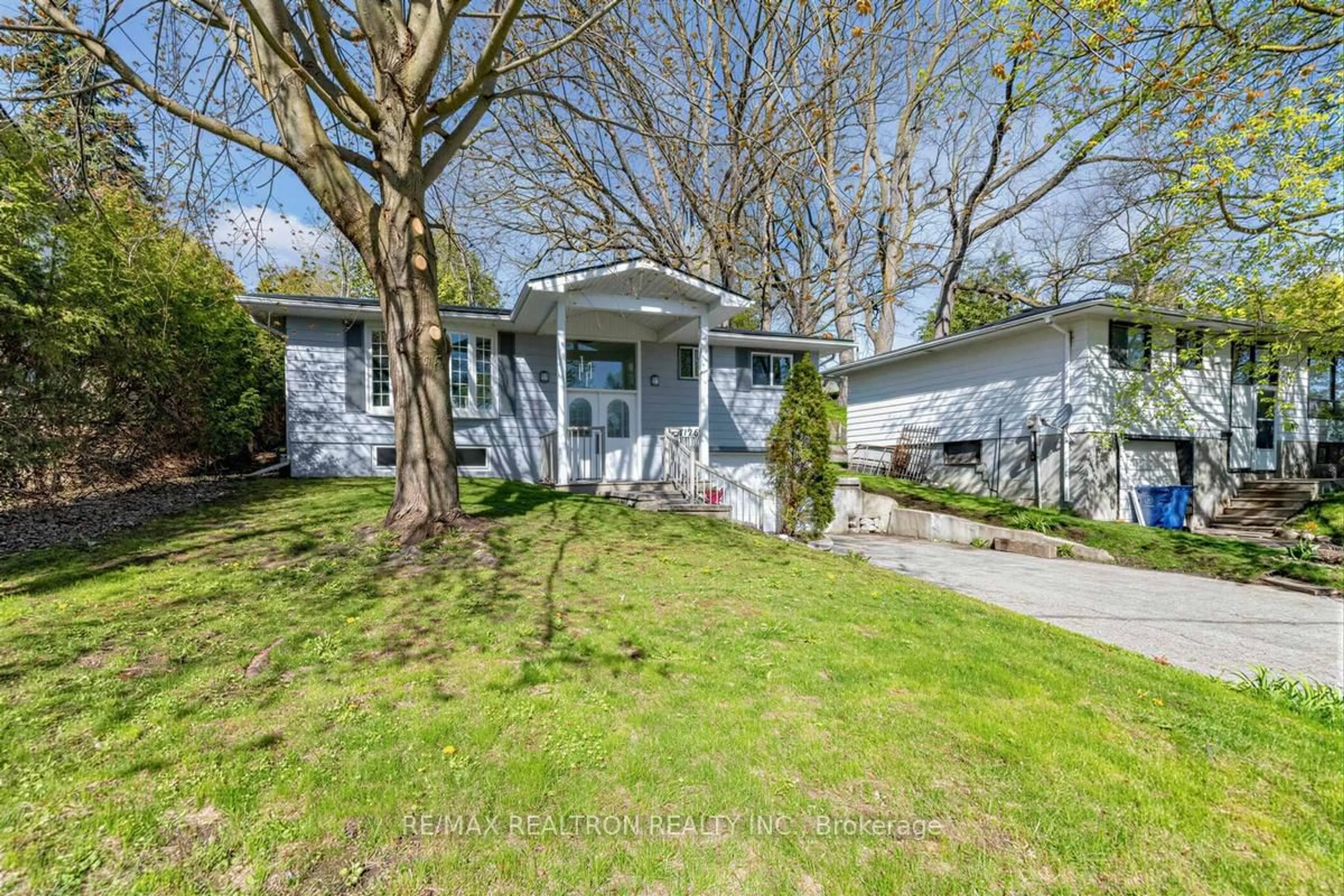 Unknown for 176 Charlotte St, Newmarket Ontario L3Y 3S8