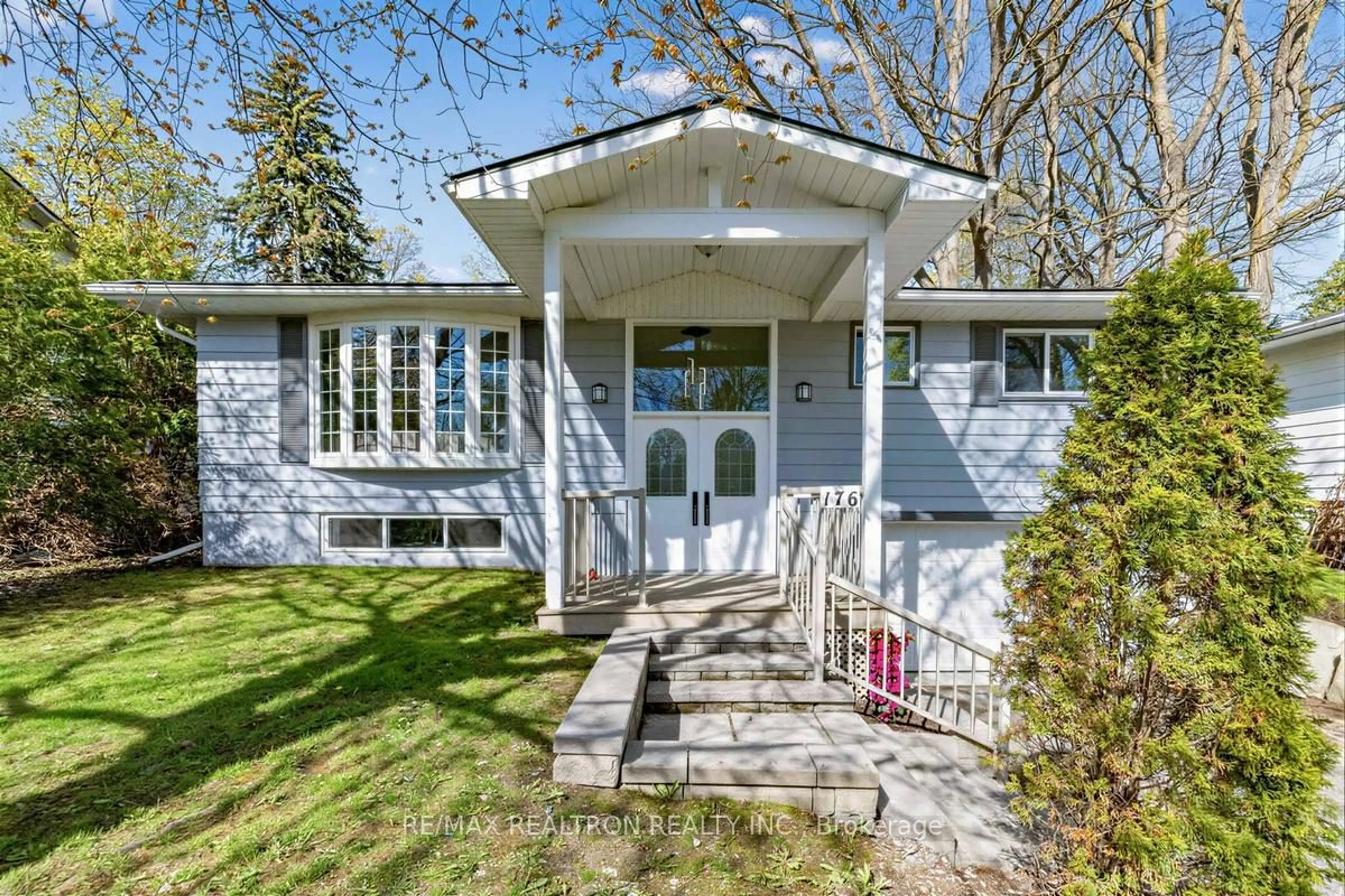 Home with vinyl exterior material, street for 176 Charlotte St, Newmarket Ontario L3Y 3S8