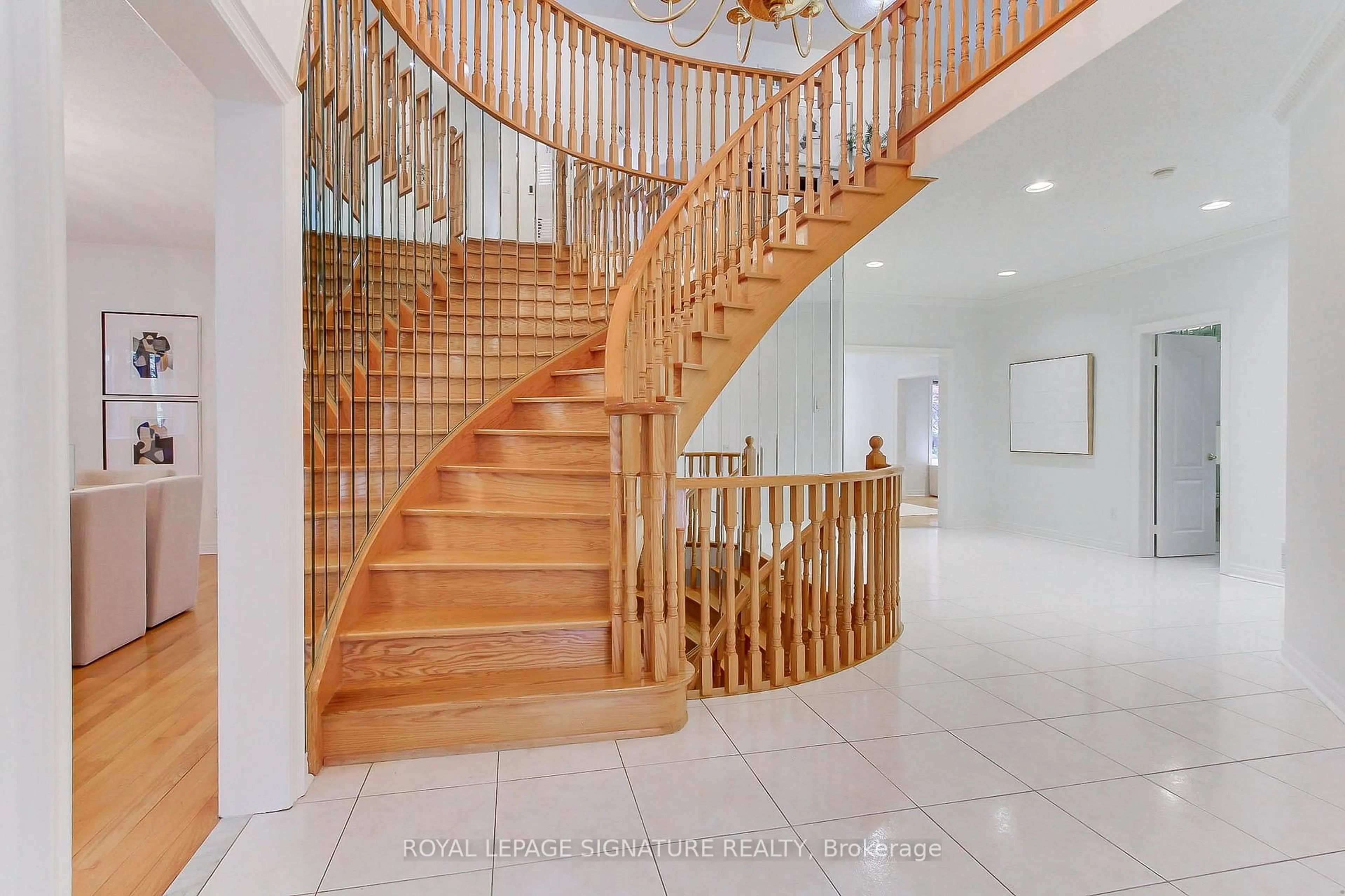 Stairs for 70 Graydon Cres, Richmond Hill Ontario L4B 3W7