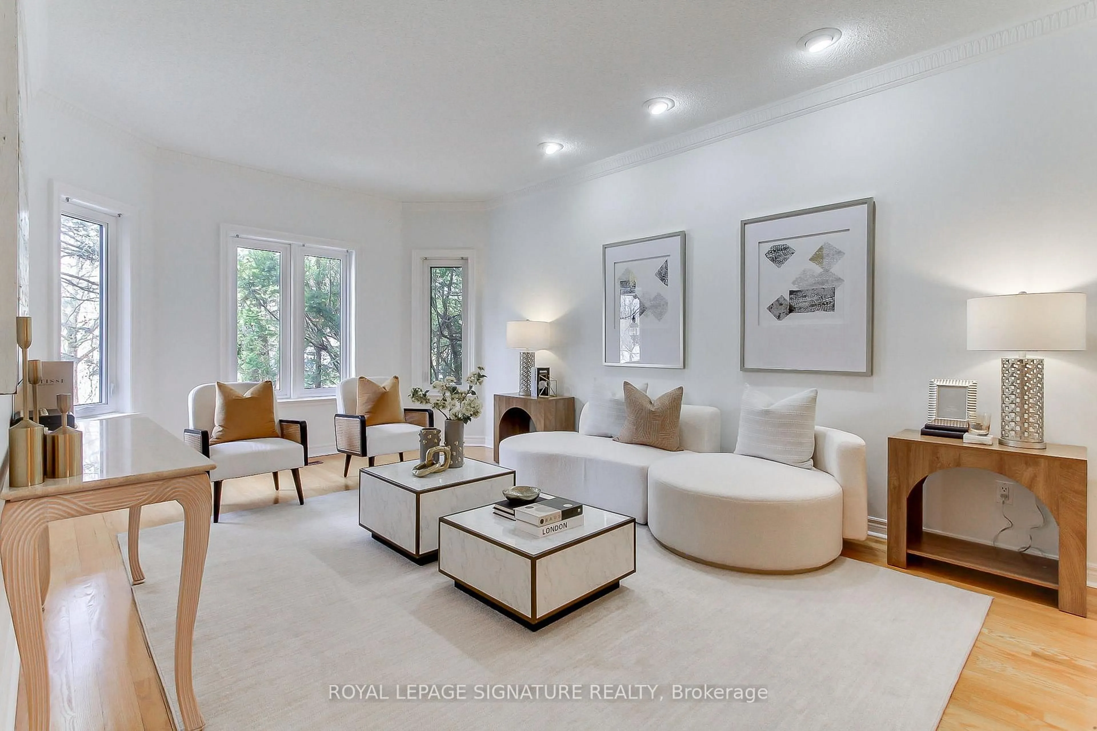 Living room with furniture, unknown for 70 Graydon Cres, Richmond Hill Ontario L4B 3W7
