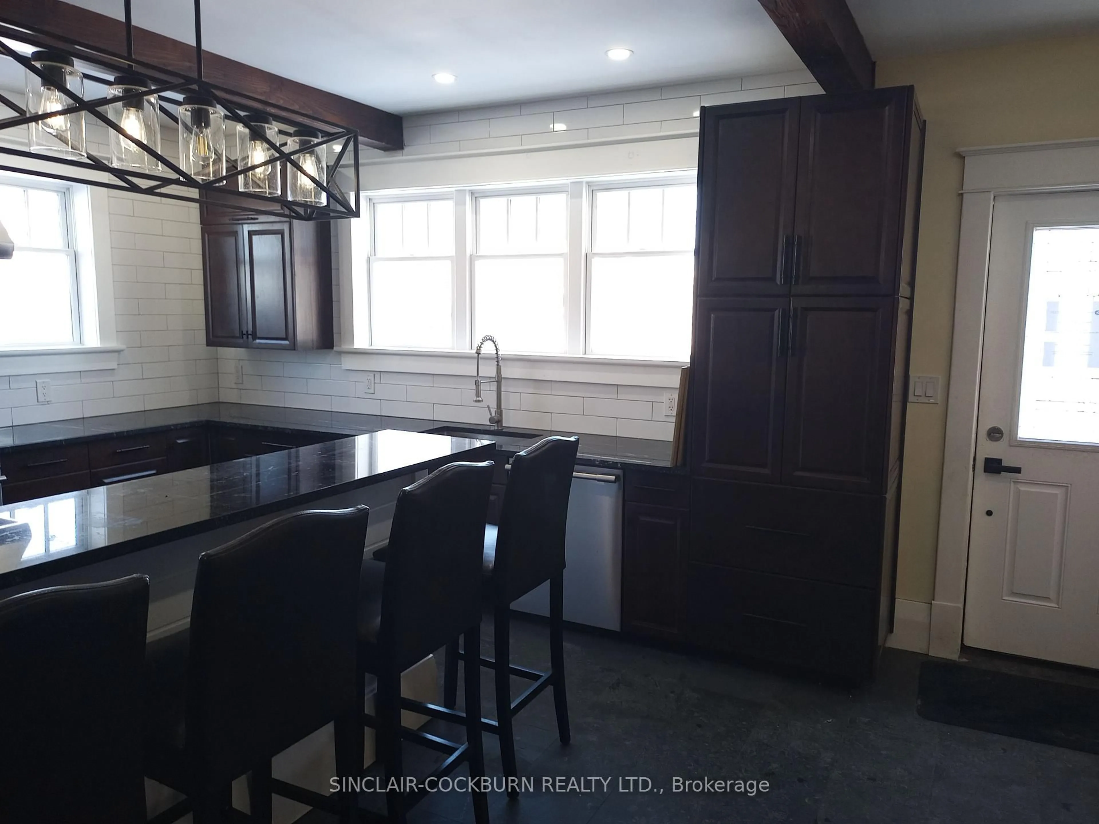 Open concept kitchen, ceramic/tile floor for 2612 10th Line, Innisfil Ontario L9S 3R2