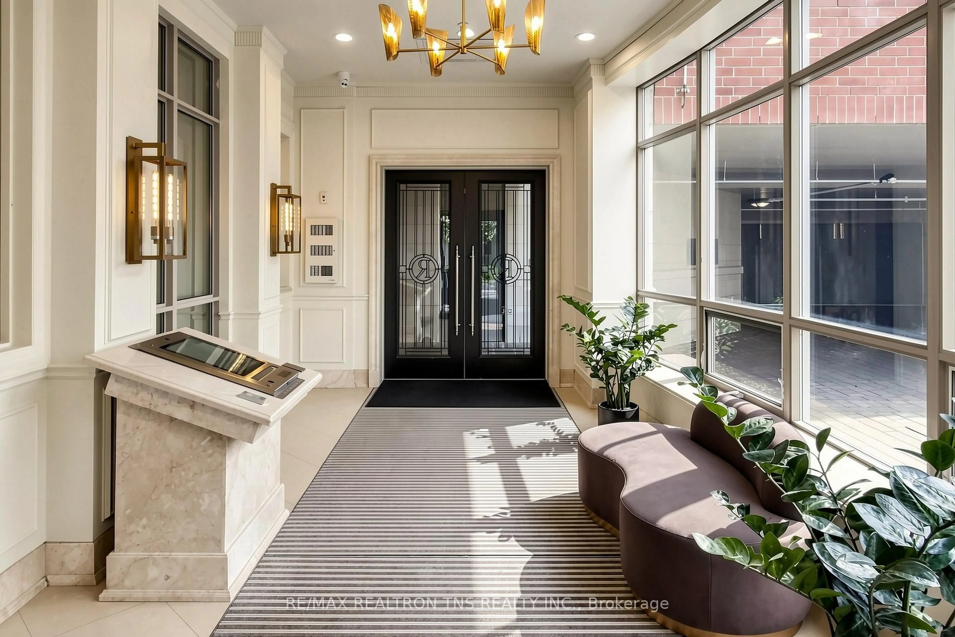 Indoor entryway for 10101 Yonge St #313, Richmond Hill Ontario L4C 1T7