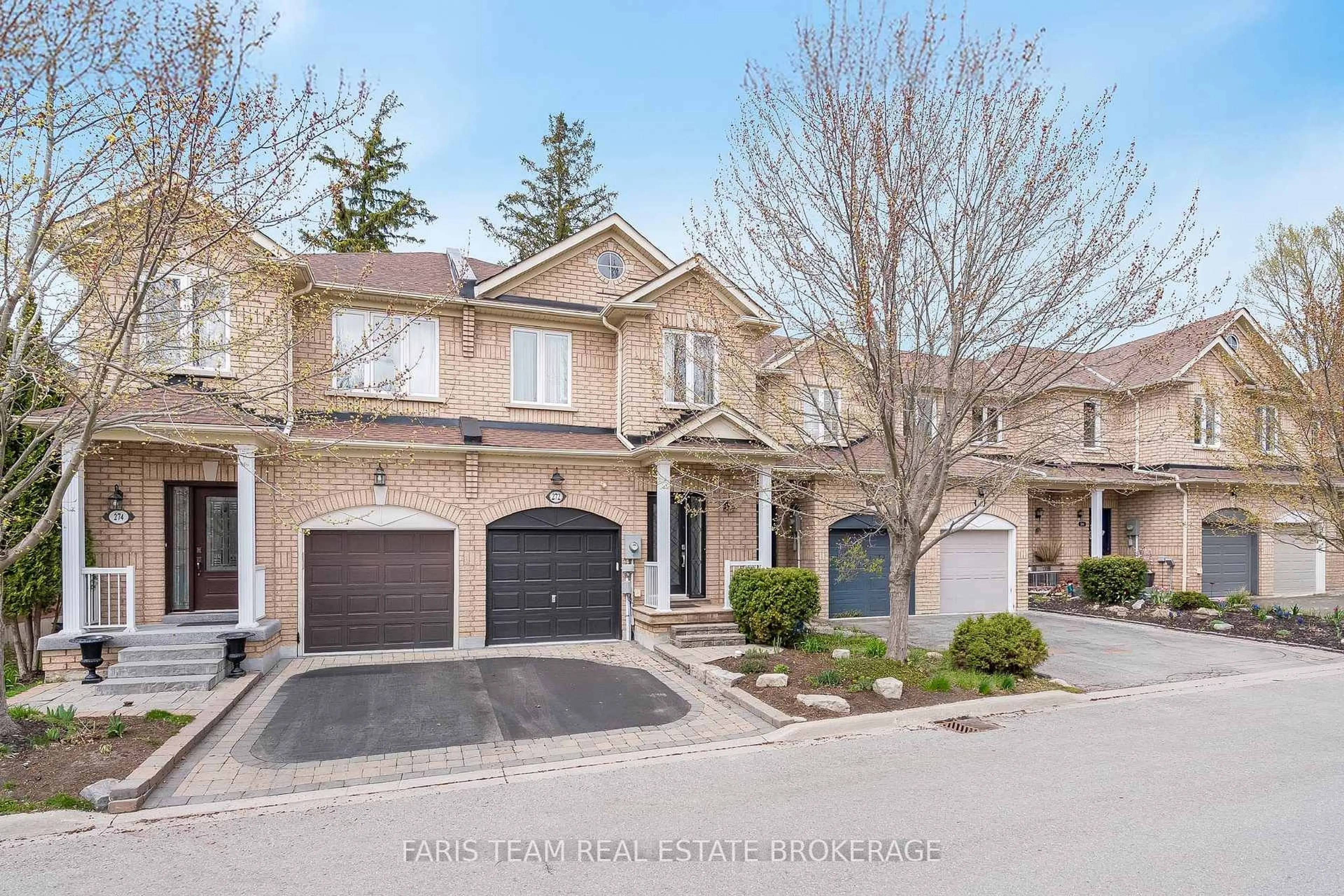 A pic from outside/outdoor area/front of a property/back of a property/a pic from drone, street for 272 Tom Taylor Cres, Newmarket Ontario L3X 3E8