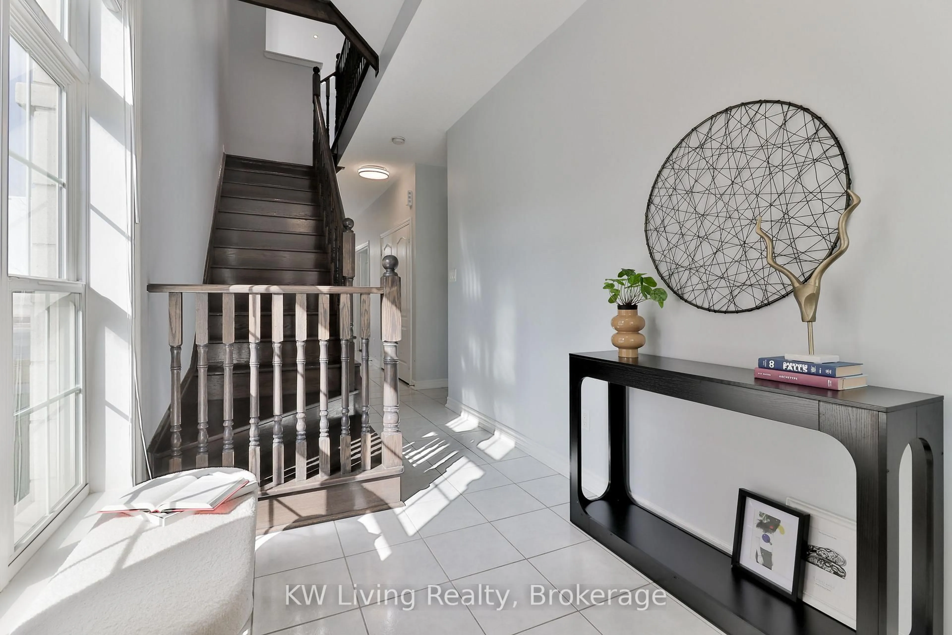 Indoor entryway for 10373 Woodbine Ave, Markham Ontario L6C 0N9