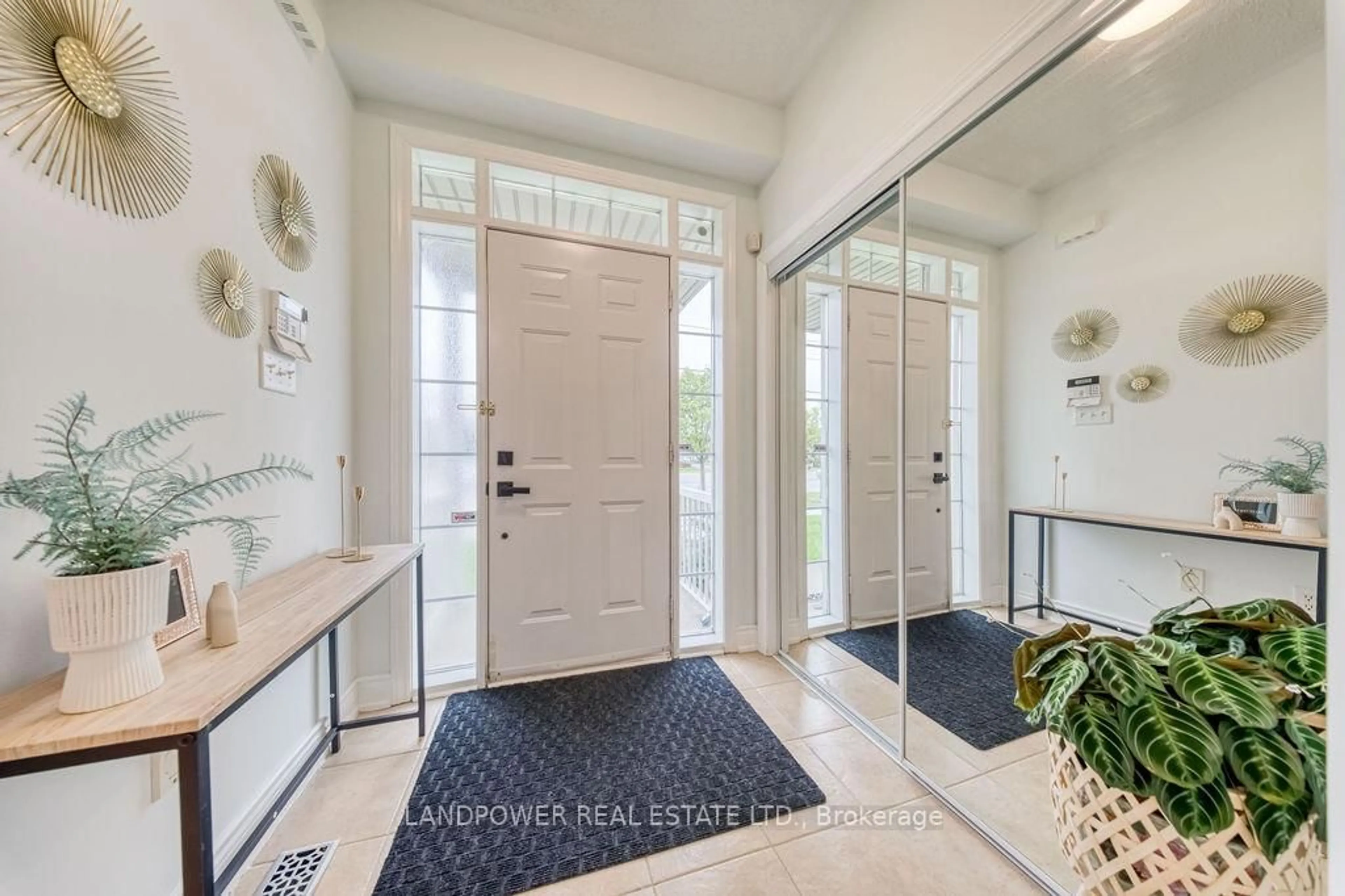 Indoor entryway for 125 Yale Lane, Markham Ontario L6B 1G5