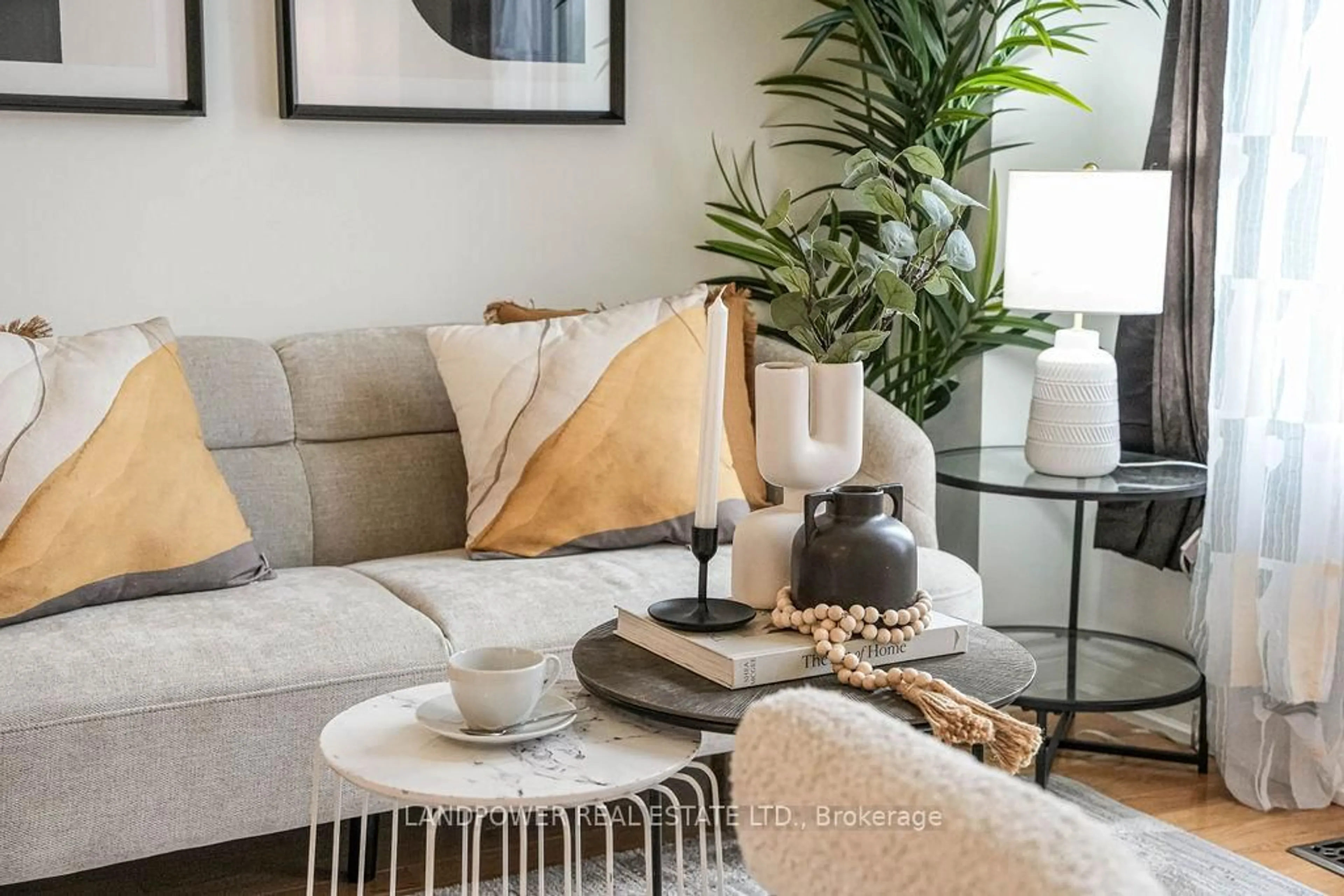 Living room with furniture, unknown for 125 Yale Lane, Markham Ontario L6B 1G5