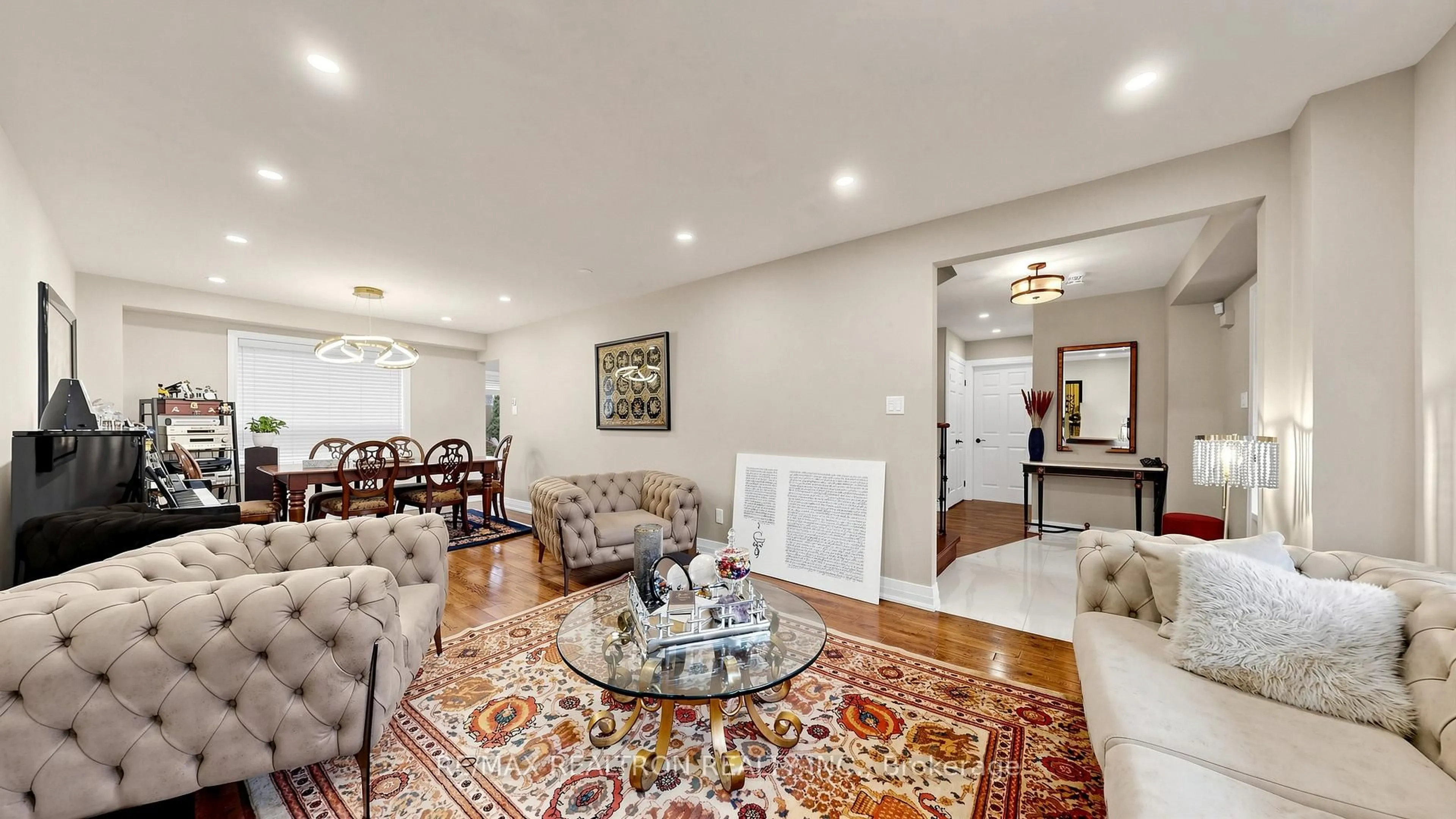 Living room with furniture, unknown for 48 Beatty Cres, Aurora Ontario L4G 5V4