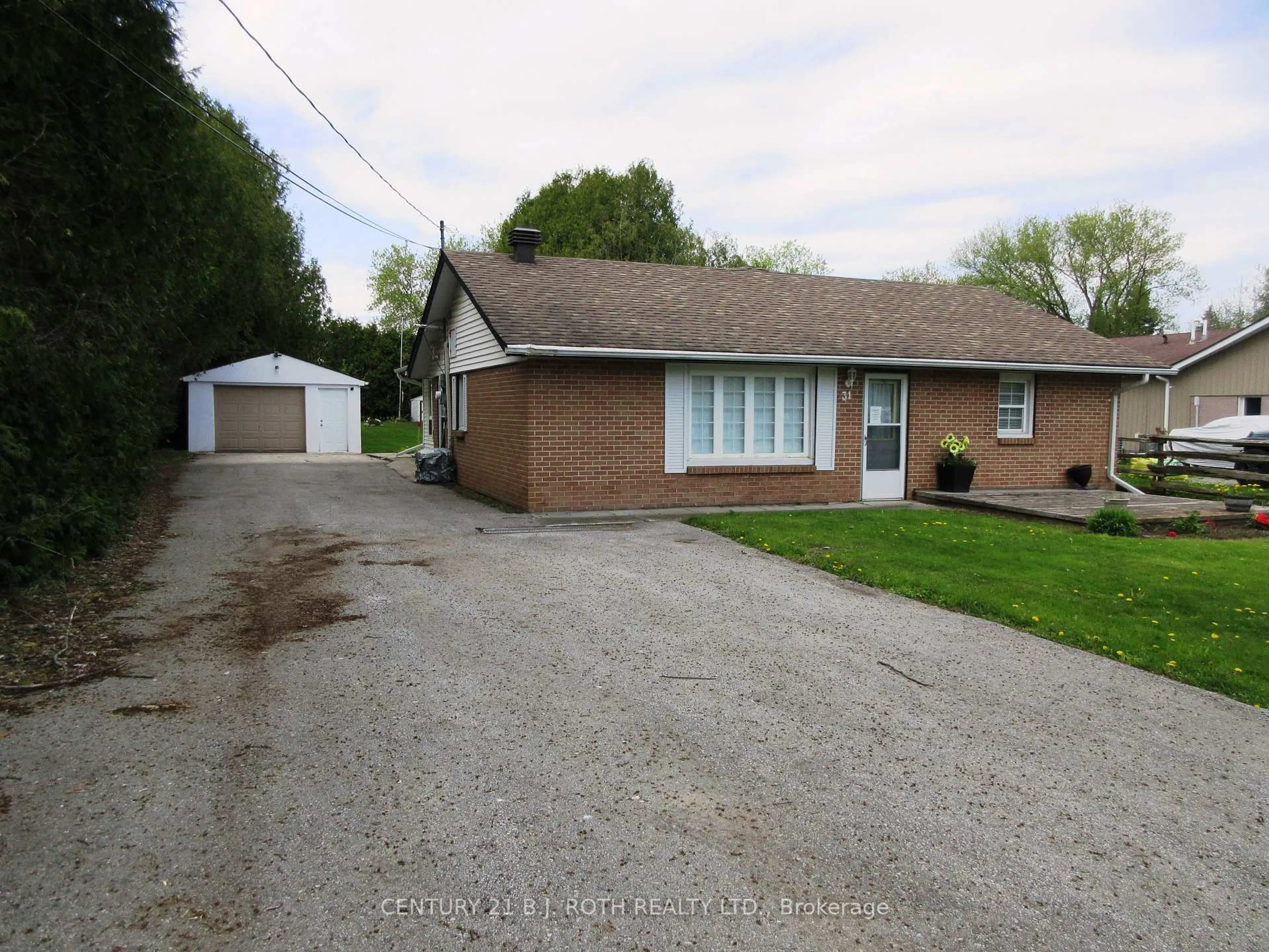 A pic from outside/outdoor area/front of a property/back of a property/a pic from drone, street for 31 River Dr, Essa Ontario L3W 0G8