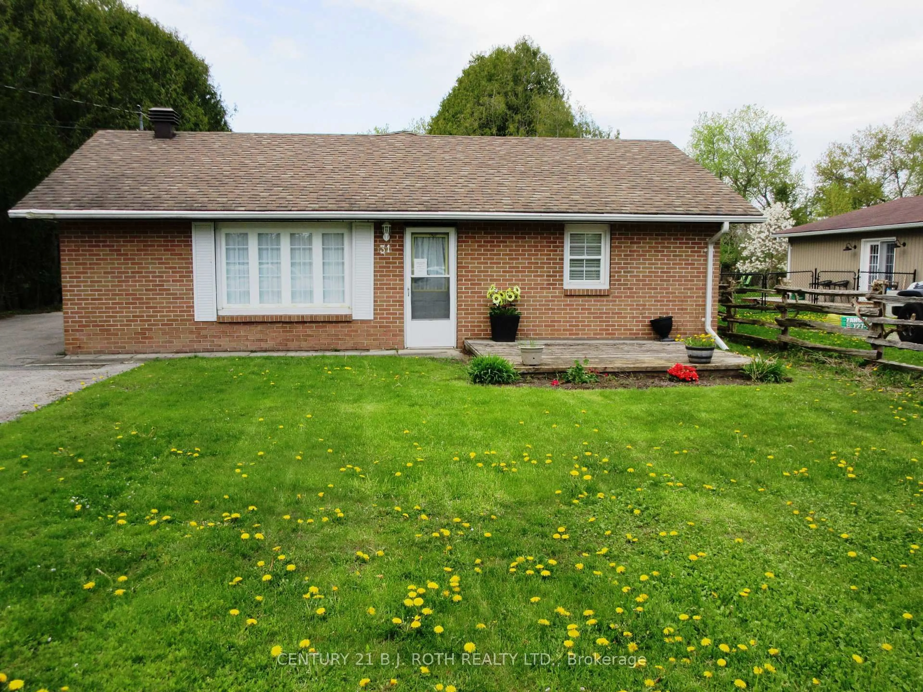 A pic from outside/outdoor area/front of a property/back of a property/a pic from drone, street for 31 River Dr, Essa Ontario L3W 0G8