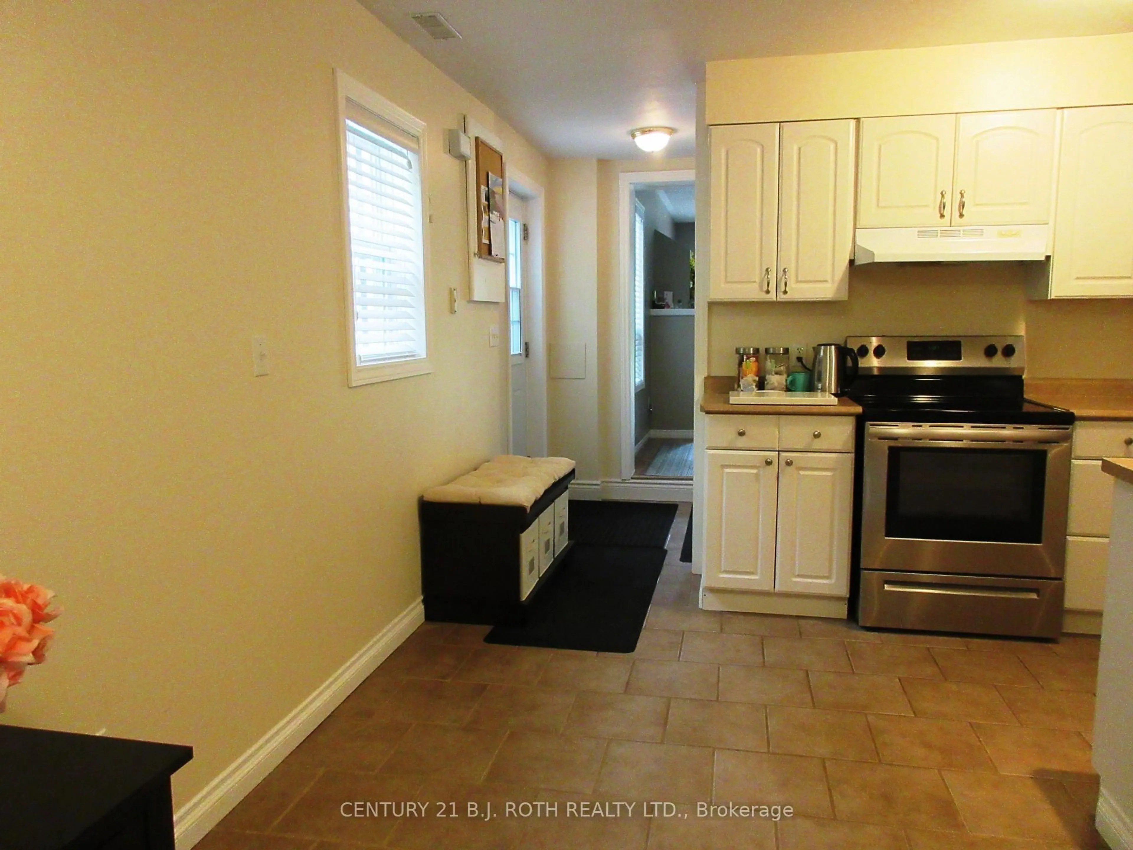 Standard kitchen, ceramic/tile floor for 31 River Dr, Essa Ontario L3W 0G8