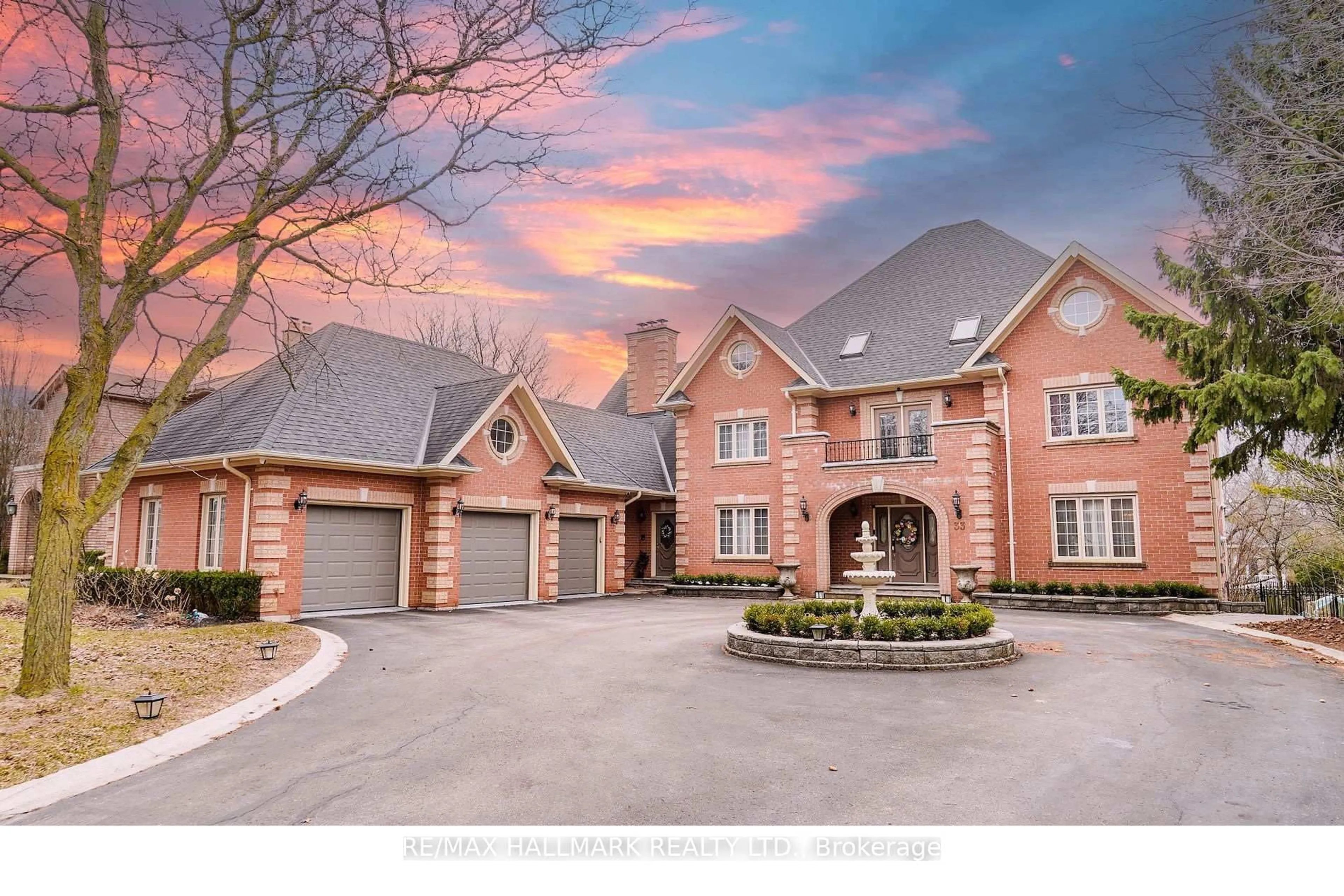 Home with brick exterior material, mountain view for 33 Oatlands Cres, Richmond Hill Ontario L4C 9P1
