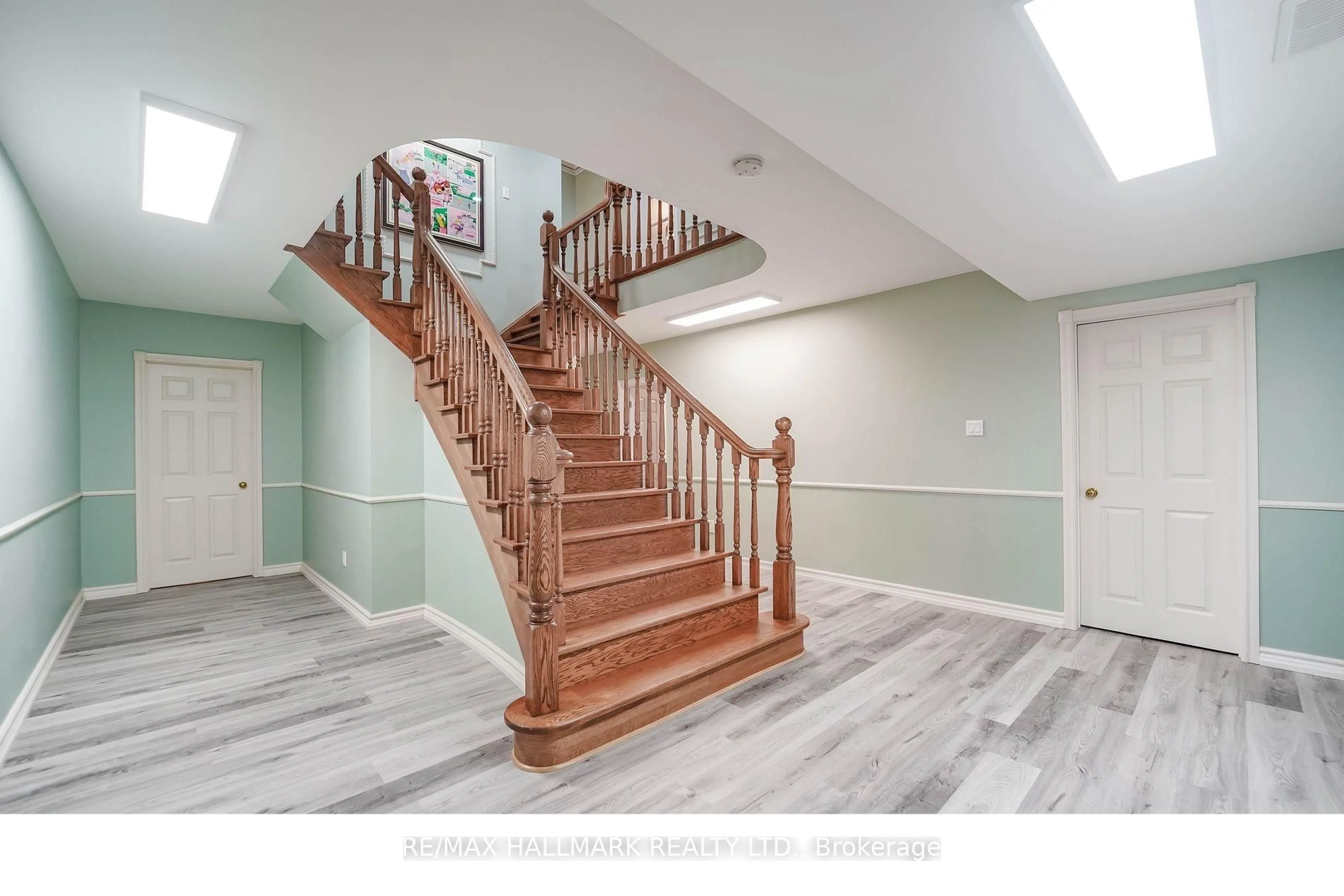Unknown for 33 Oatlands Cres, Richmond Hill Ontario L4C 9P1