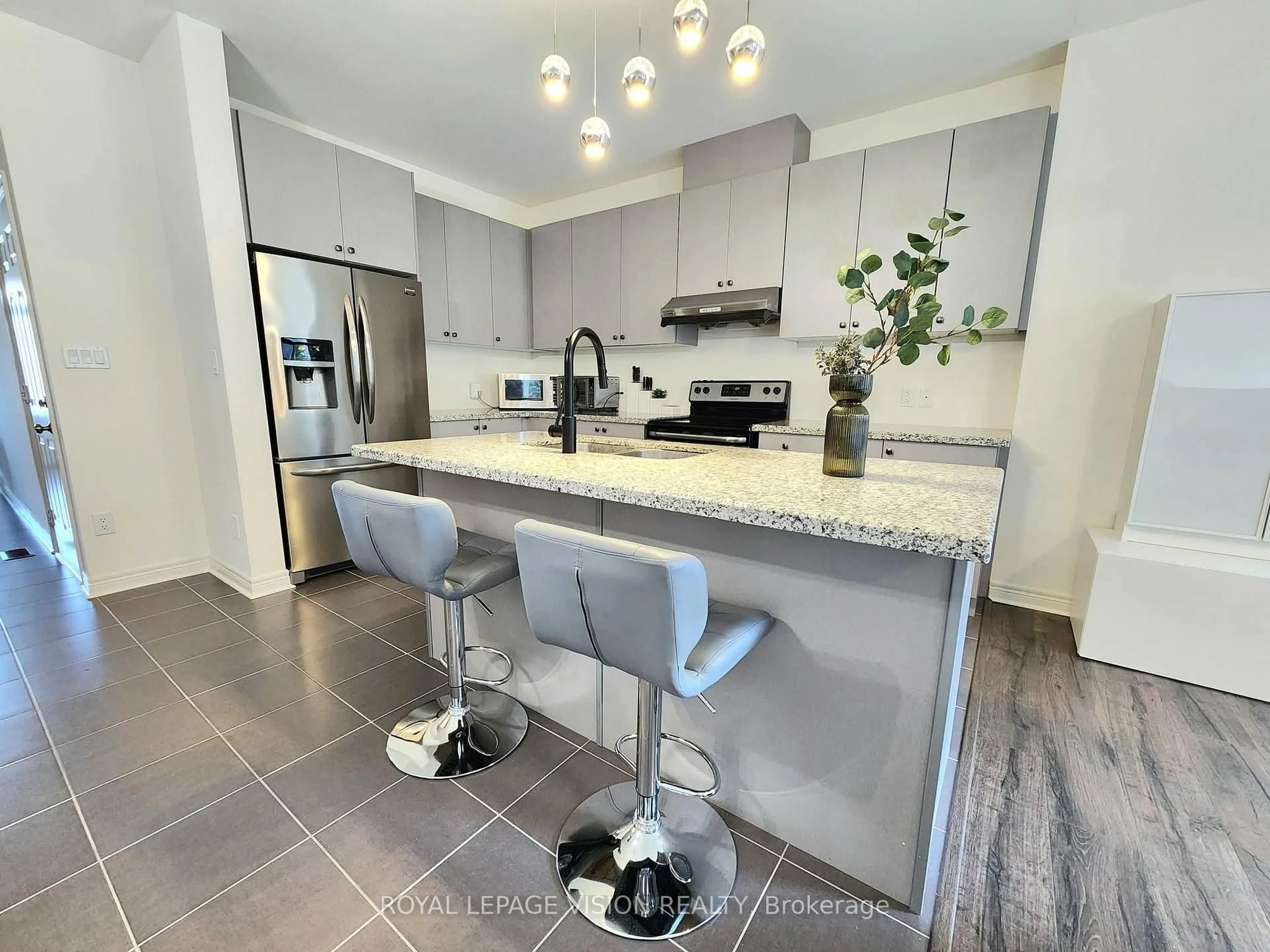 Open concept kitchen, ceramic/tile floor for 360 William Graham Dr, Aurora Ontario L4G 0Z9