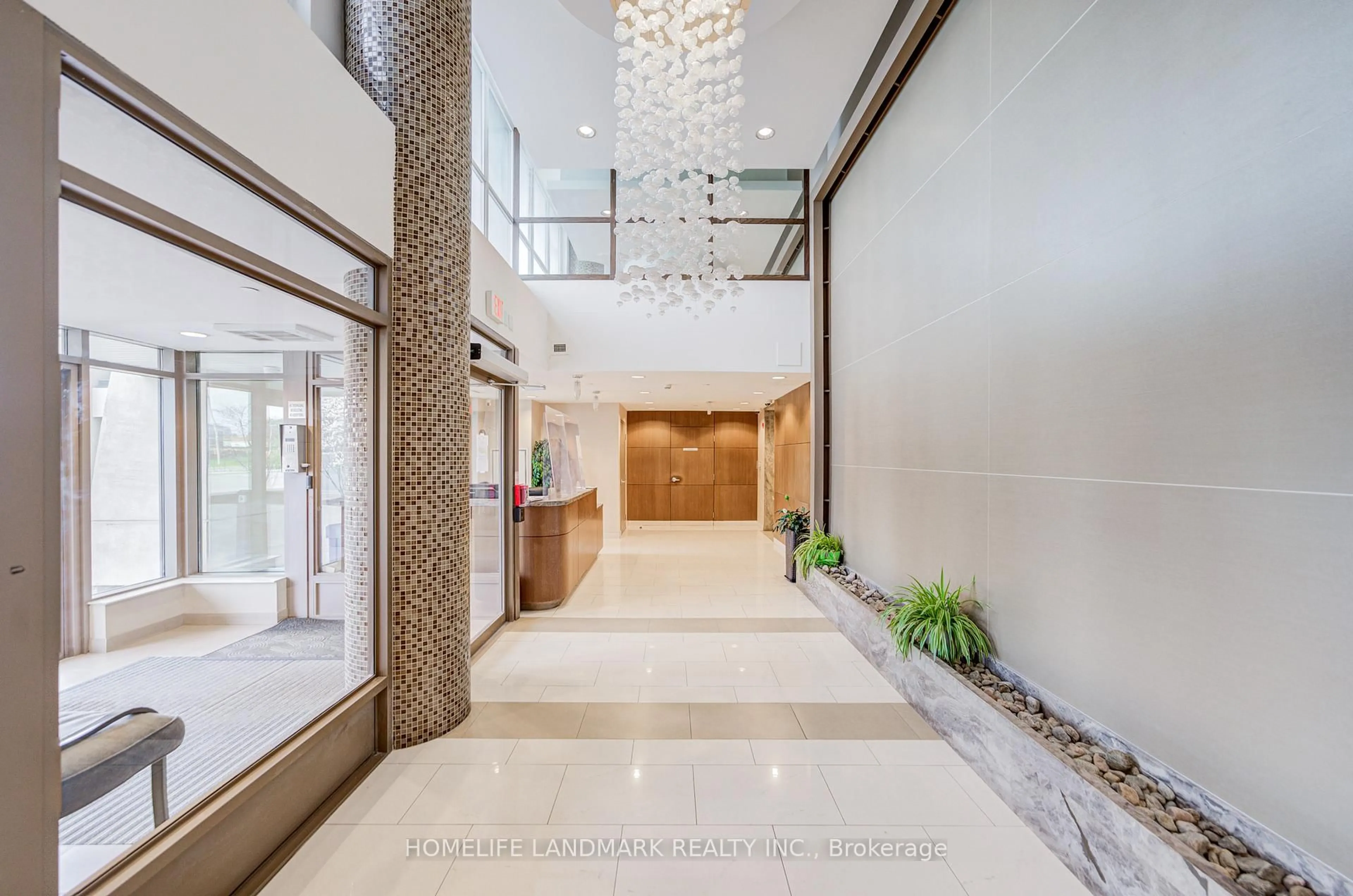 Indoor foyer for 75 Norman Bethune Ave #714, Richmond Hill Ontario L4B 0B6