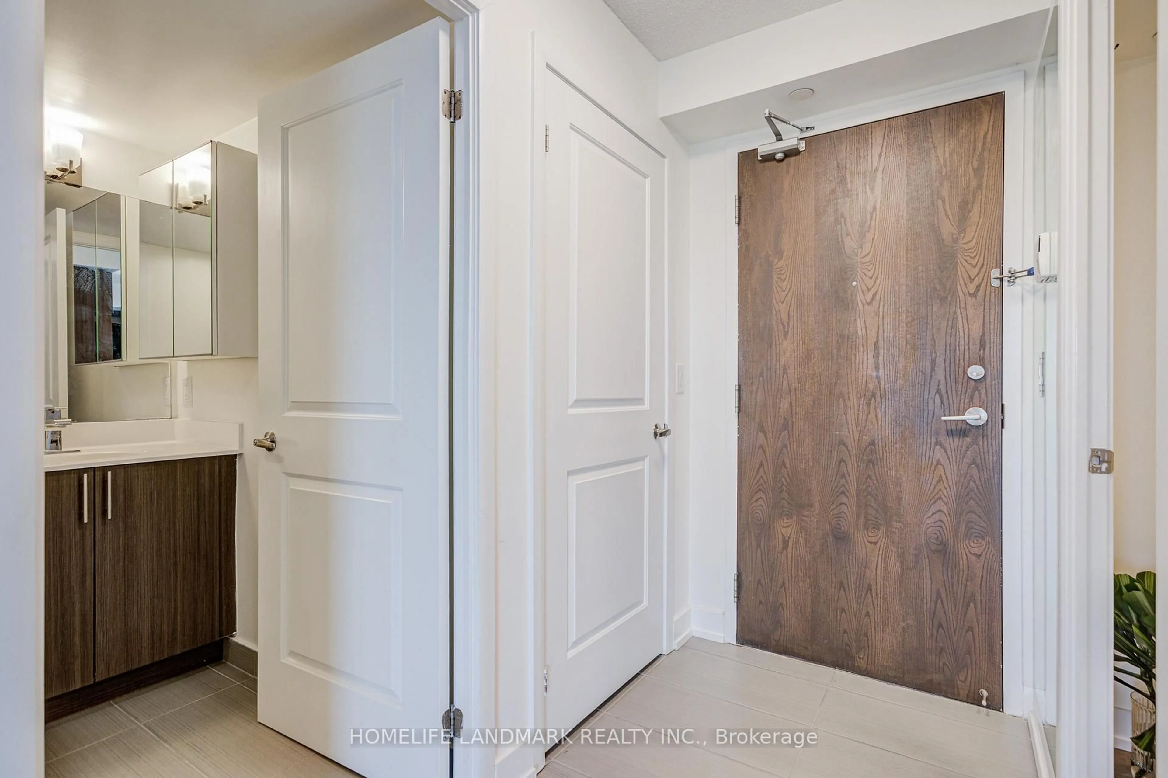 Indoor entryway for 75 Norman Bethune Ave #714, Richmond Hill Ontario L4B 0B6