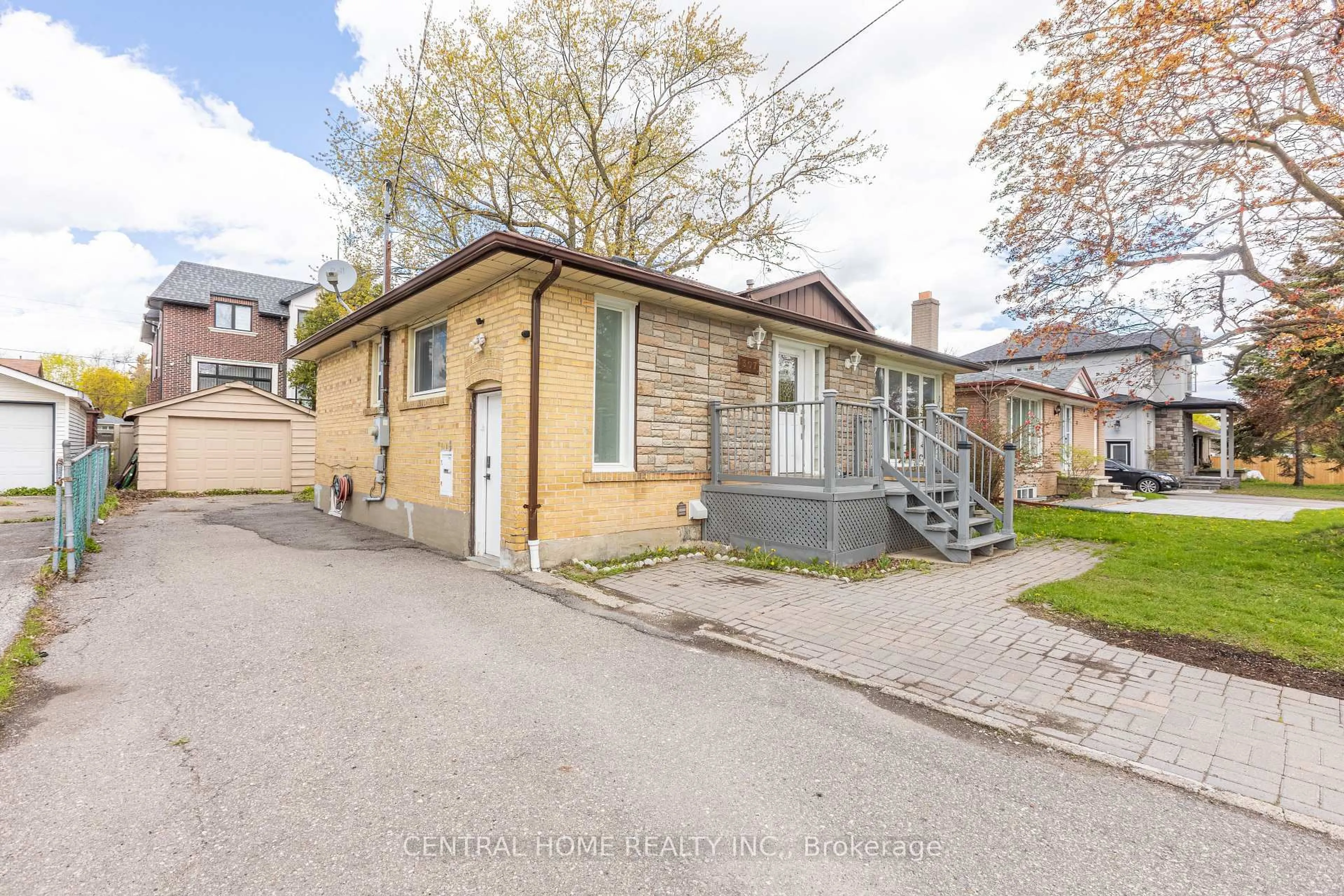 A pic from outside/outdoor area/front of a property/back of a property/a pic from drone, street for 307 Boisdale Ave, Richmond Hill Ontario L4C 1R4
