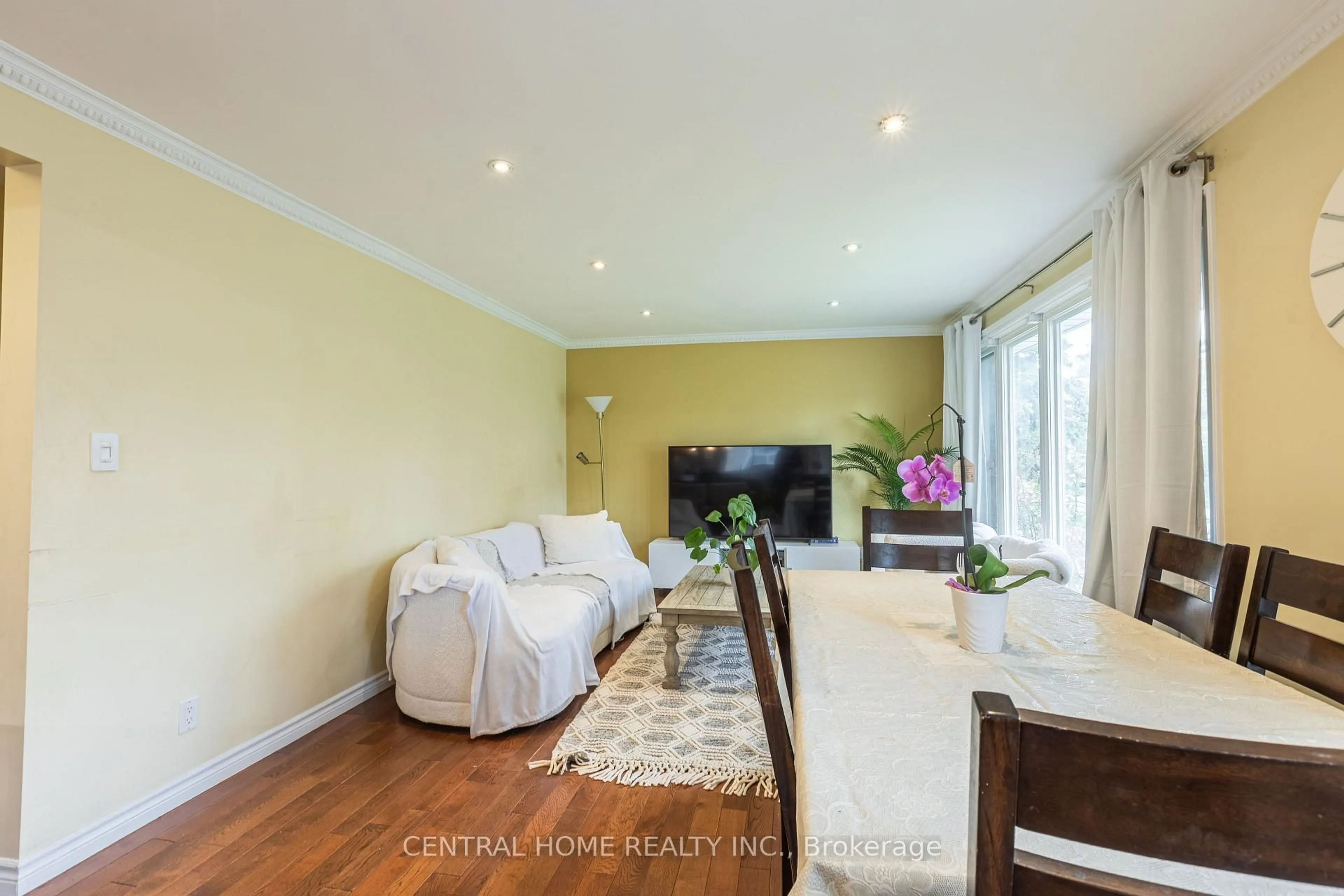 Living room with furniture, wood/laminate floor for 307 Boisdale Ave, Richmond Hill Ontario L4C 1R4