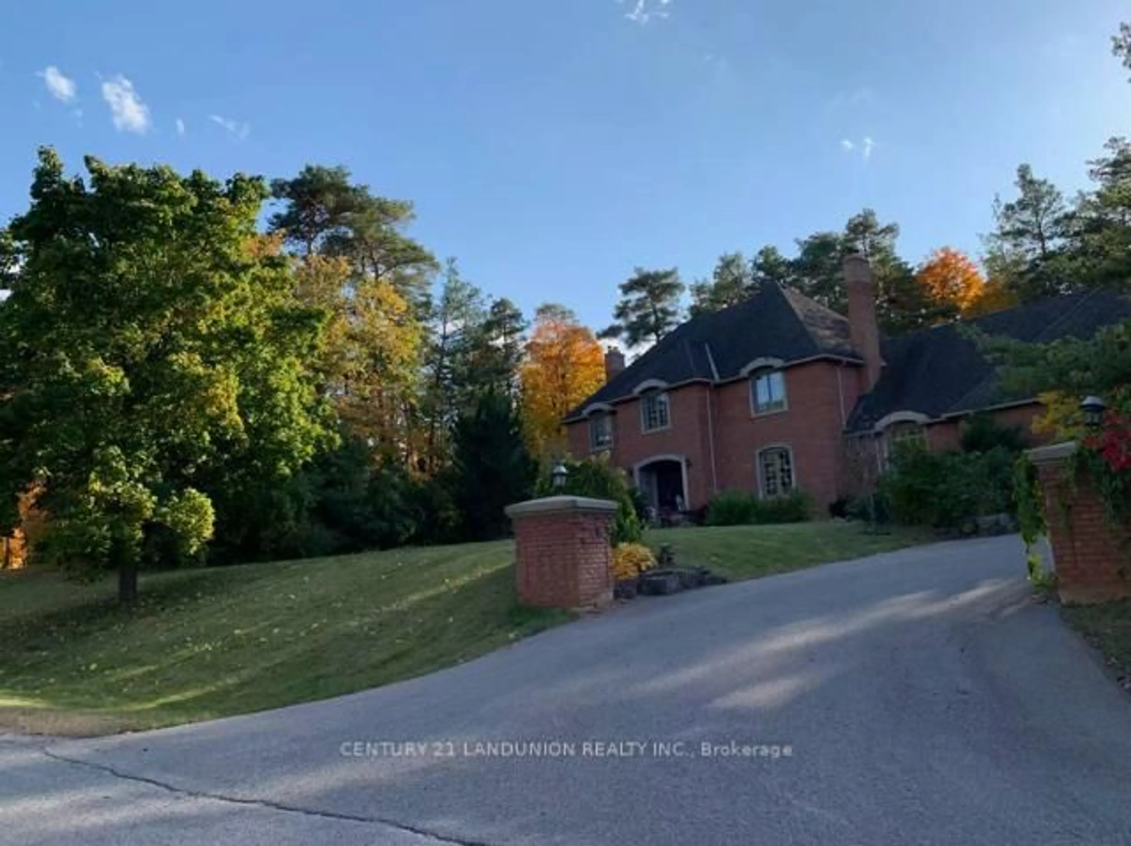 A pic from outside/outdoor area/front of a property/back of a property/a pic from drone, unknown for 2 Heron Tr, Whitchurch-Stouffville Ontario L3Y 4W1