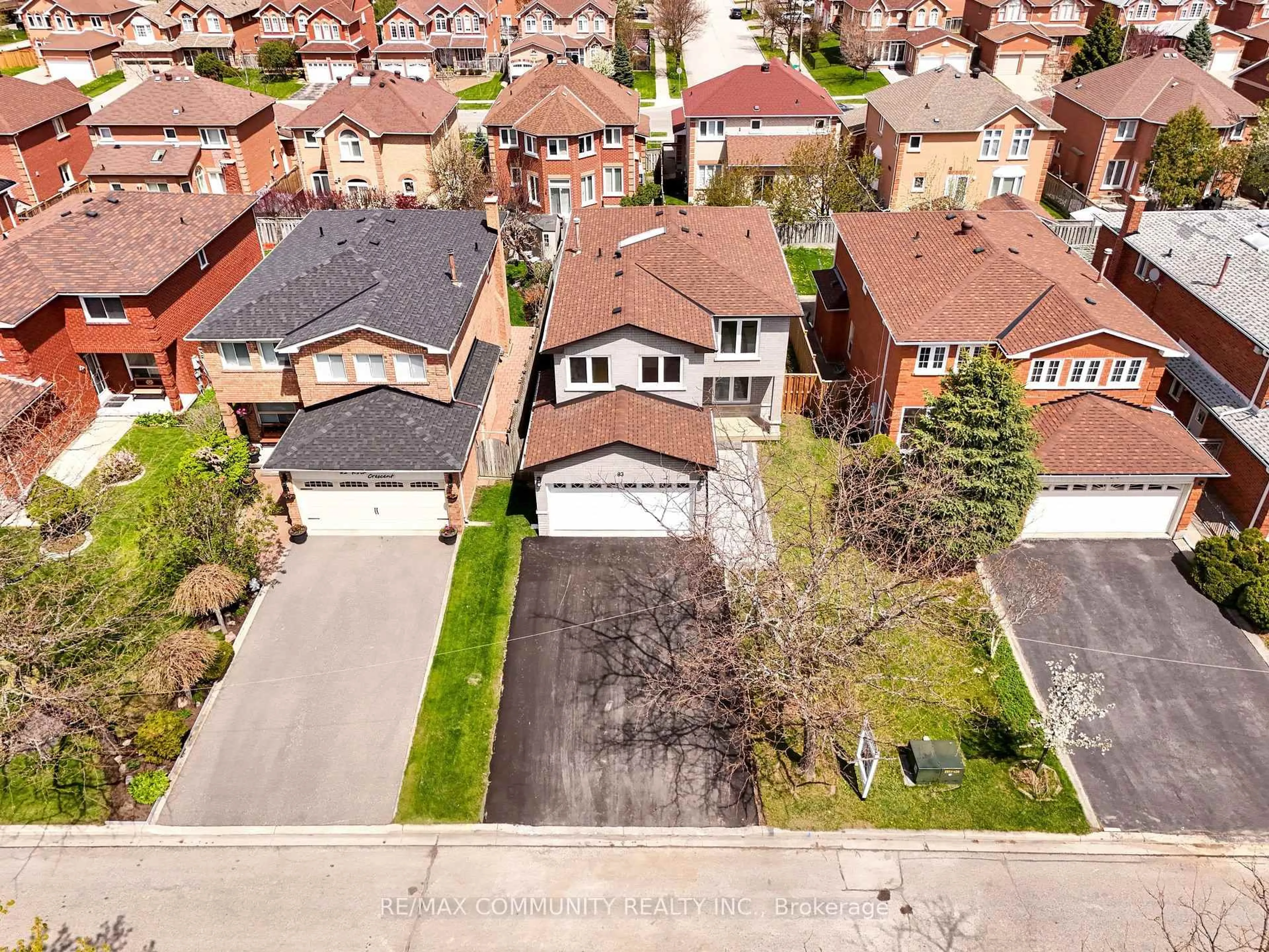 A pic from outside/outdoor area/front of a property/back of a property/a pic from drone, street for 83 Kyla Cres, Markham Ontario L3S 2Y4