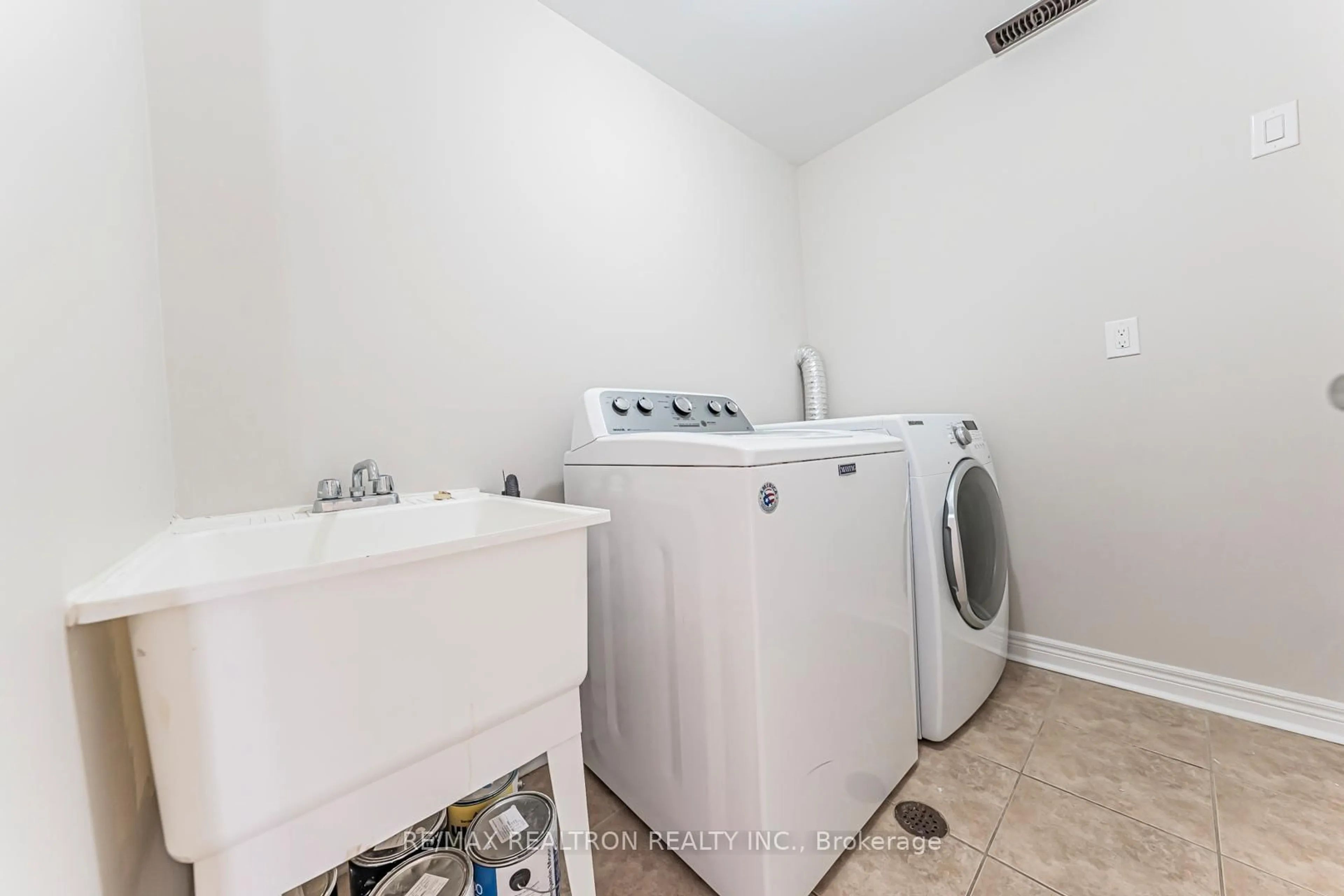 Laundry room for 15 Old Colony Rd #84, Richmond Hill Ontario L4E 4L5