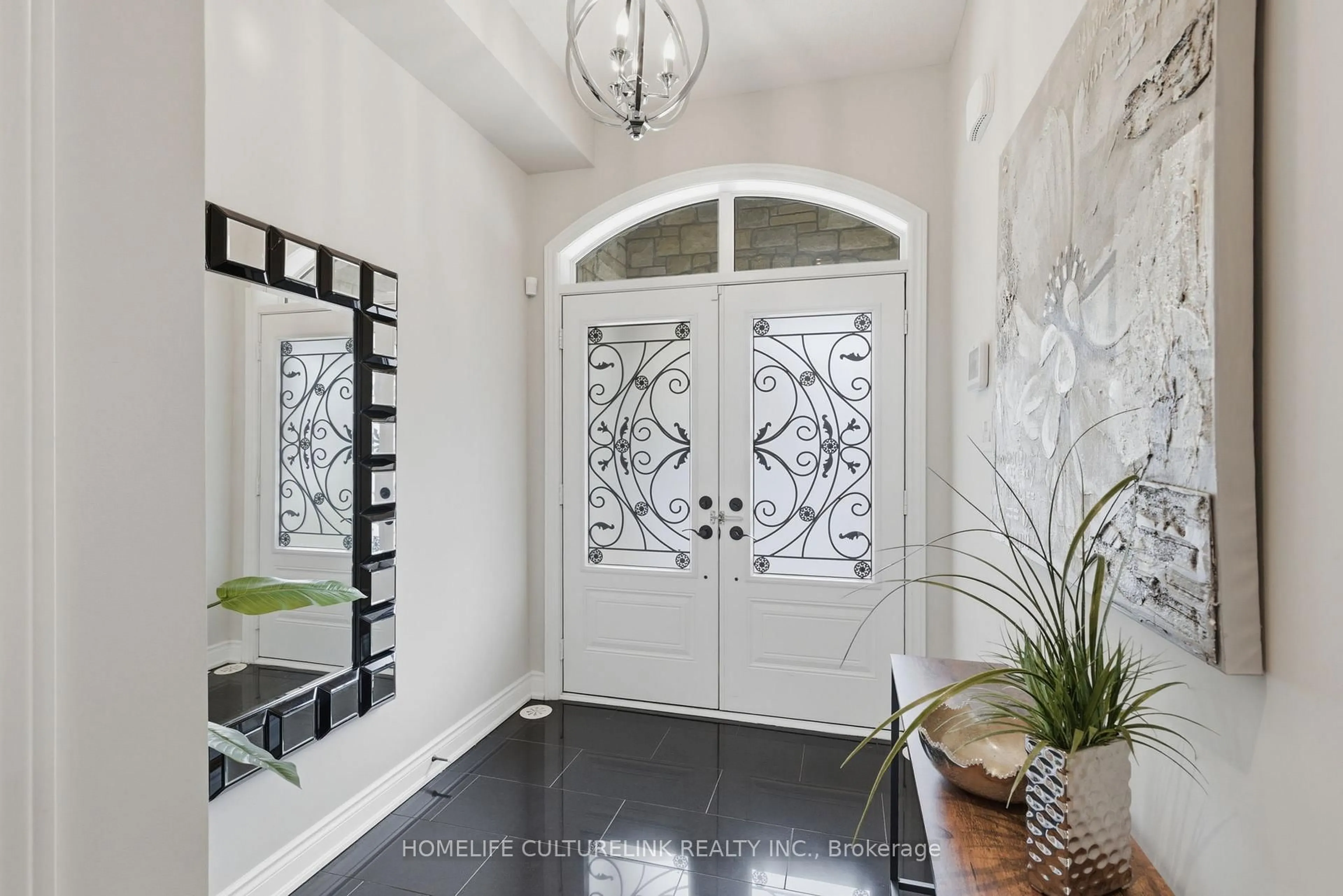 Indoor entryway for 1331 Major Mackenzie Dr #126, Vaughan Ontario L6A 4W4