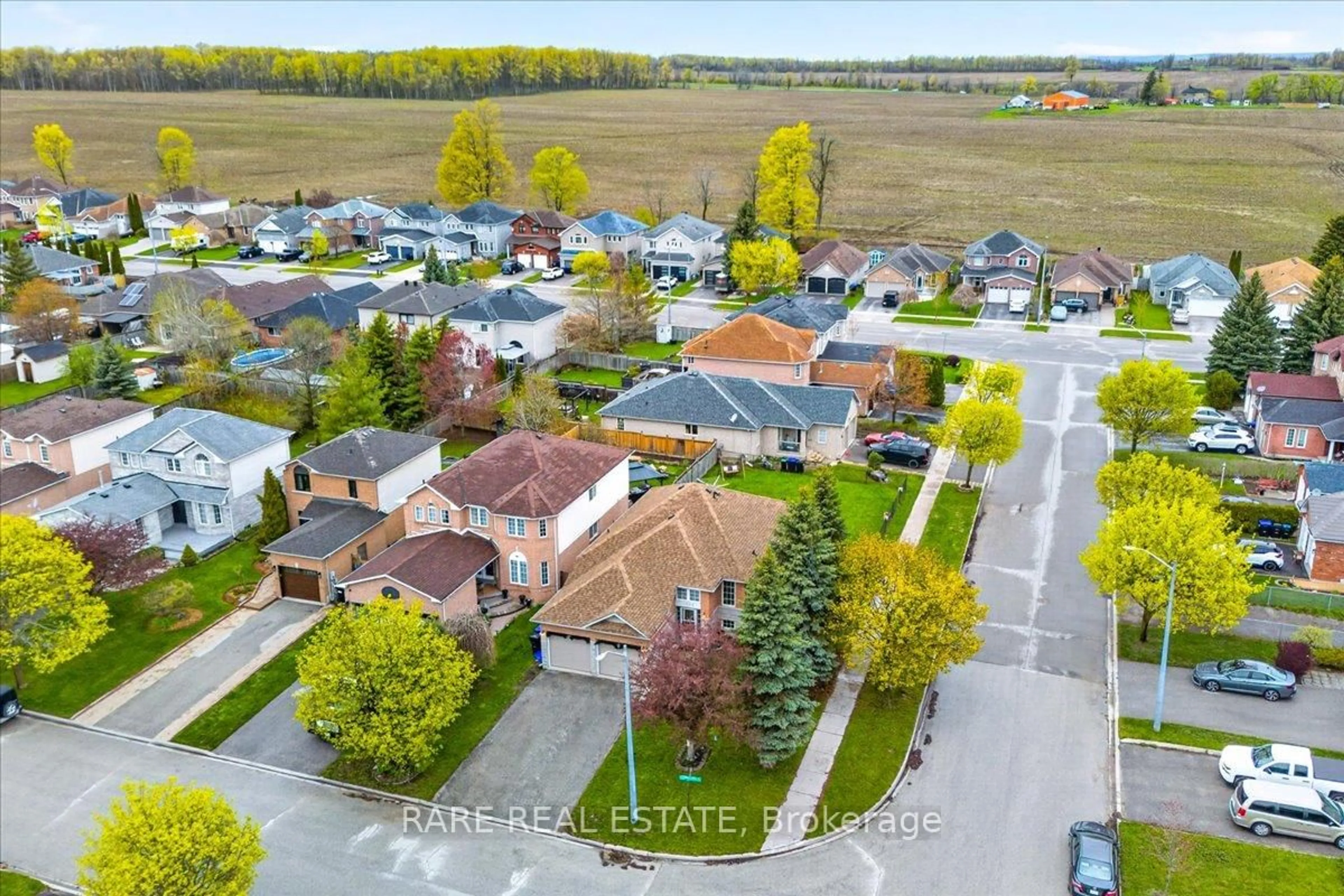 A pic from outside/outdoor area/front of a property/back of a property/a pic from drone, street for 1082 Kensington St, Innisfil Ontario L9S 1V1