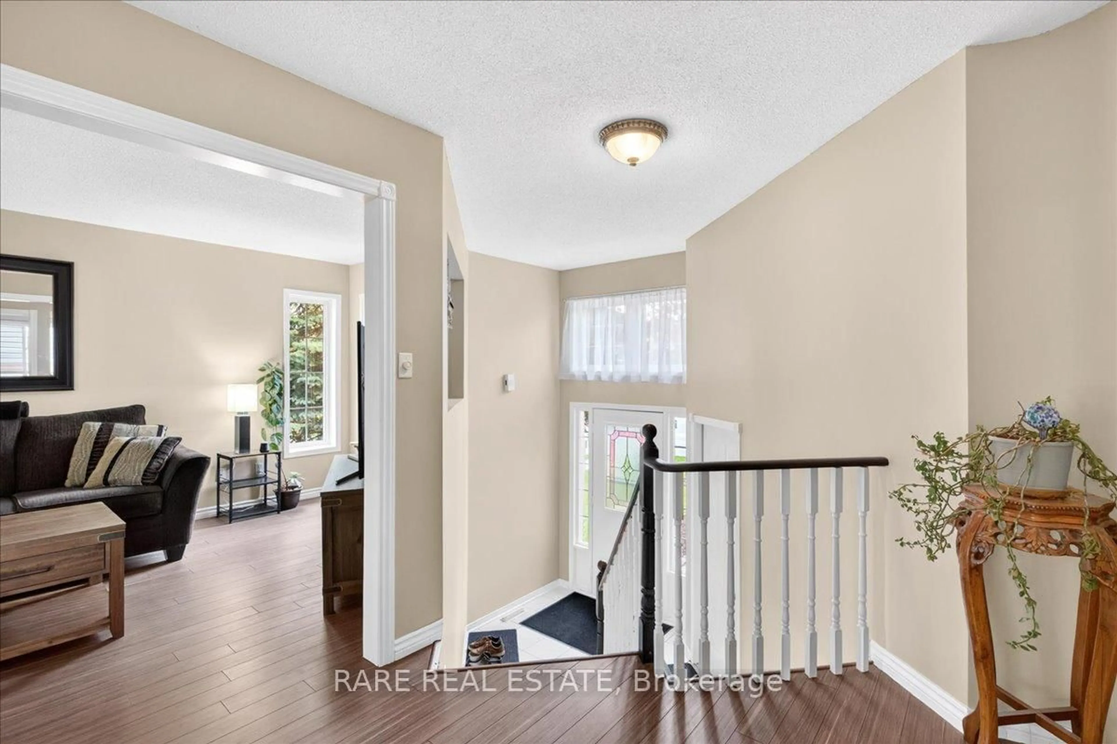 Indoor entryway for 1082 Kensington St, Innisfil Ontario L9S 1V1