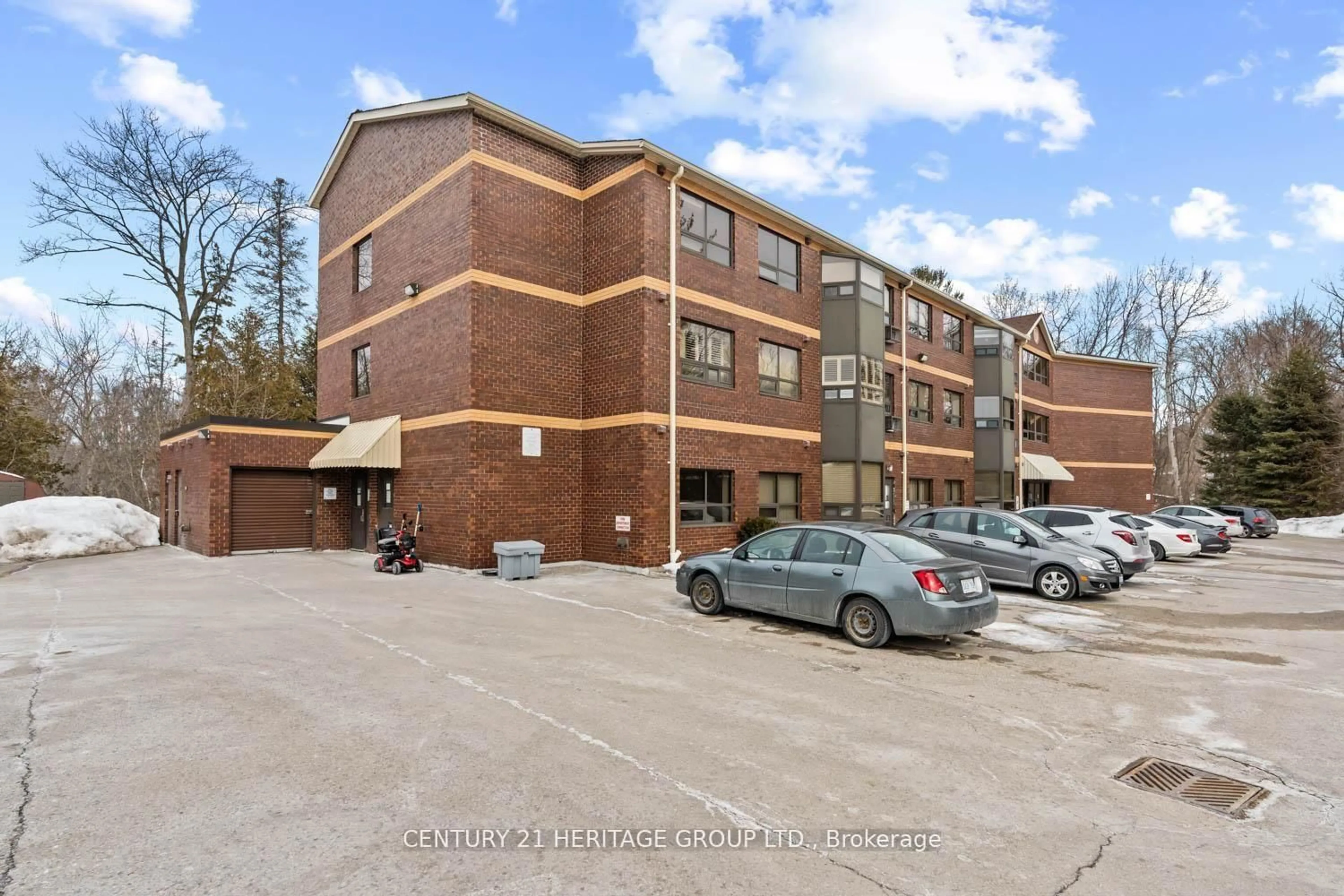 A pic from outside/outdoor area/front of a property/back of a property/a pic from drone, building for 166 Olive St #105, East Gwillimbury Ontario L9N 1M9