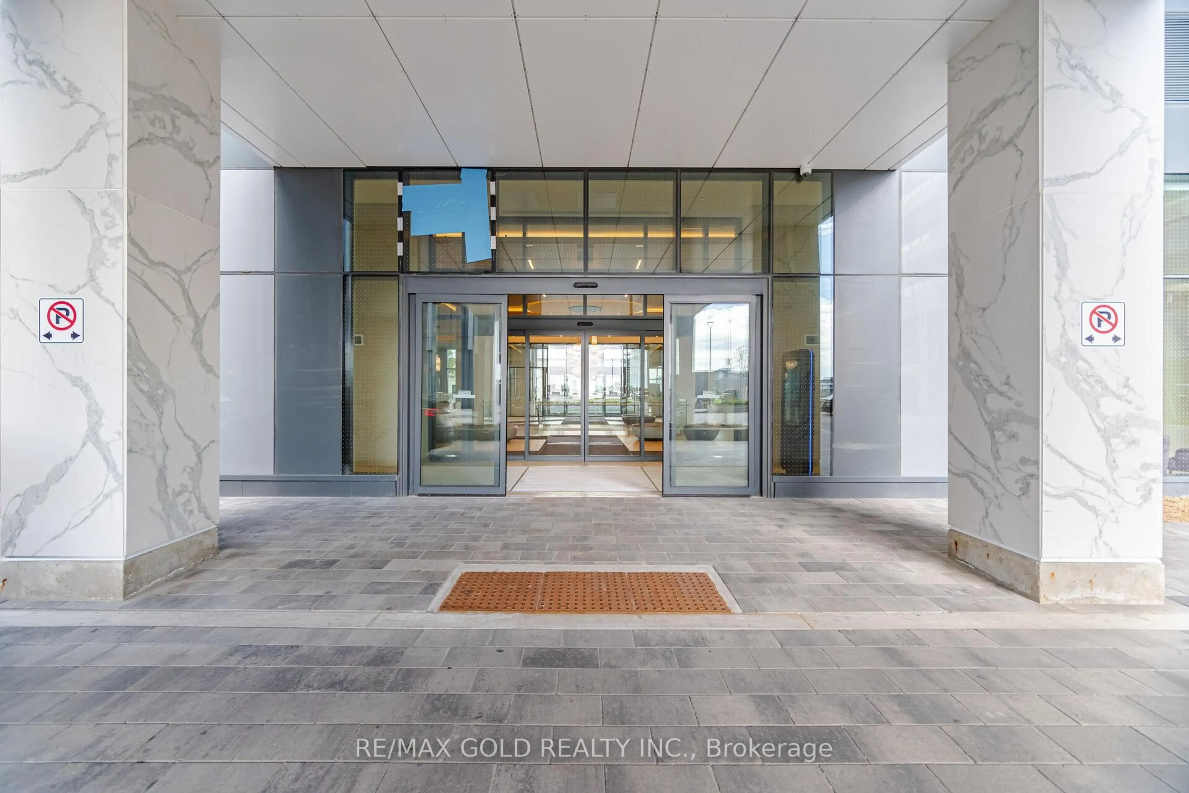 Indoor foyer for 8960 Jane St #1421, Vaughan Ontario L4K 2M9