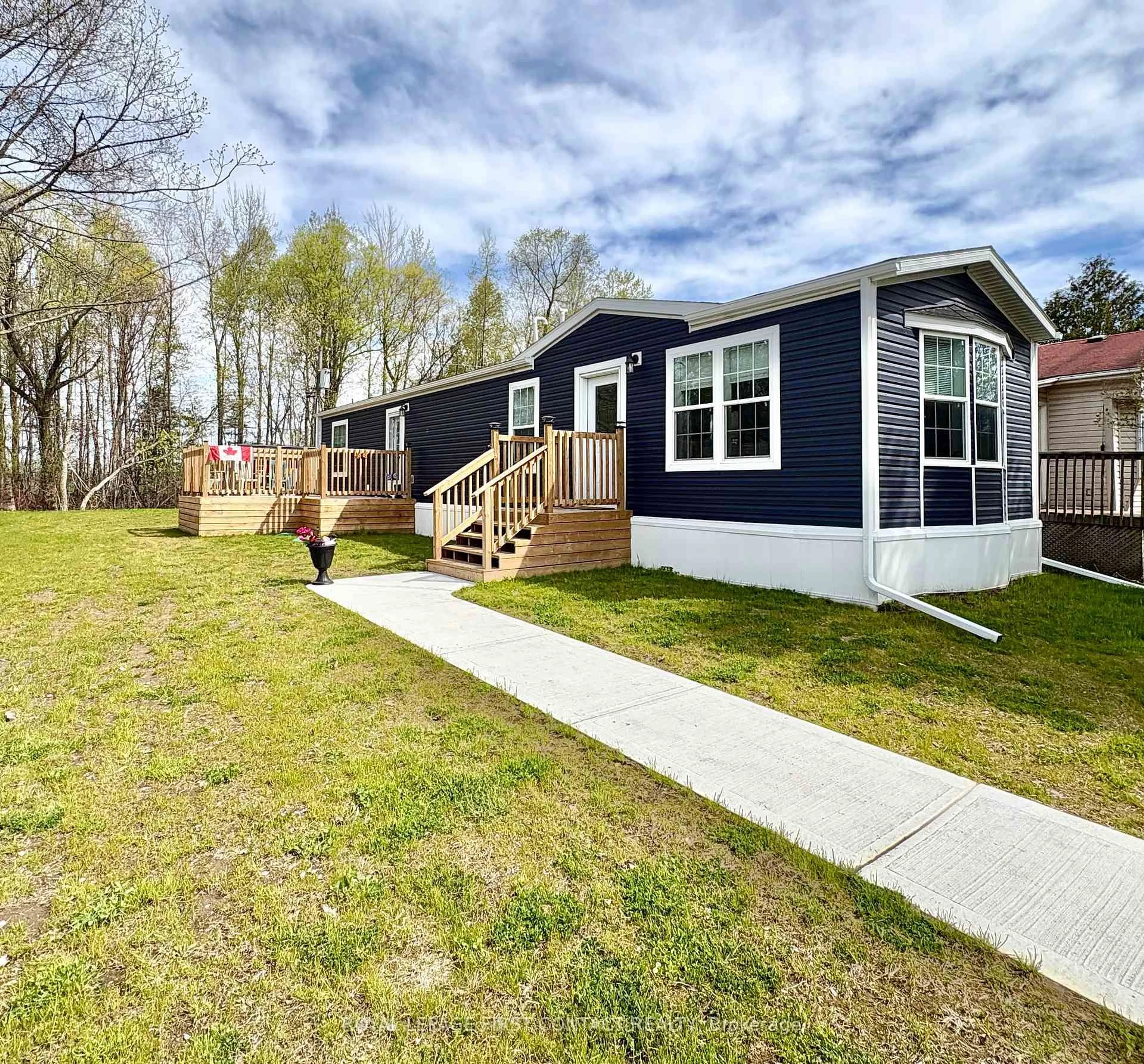 Home with vinyl exterior material, street for 40 SHAMROCK Cres, Essa Ontario L3W 0A5