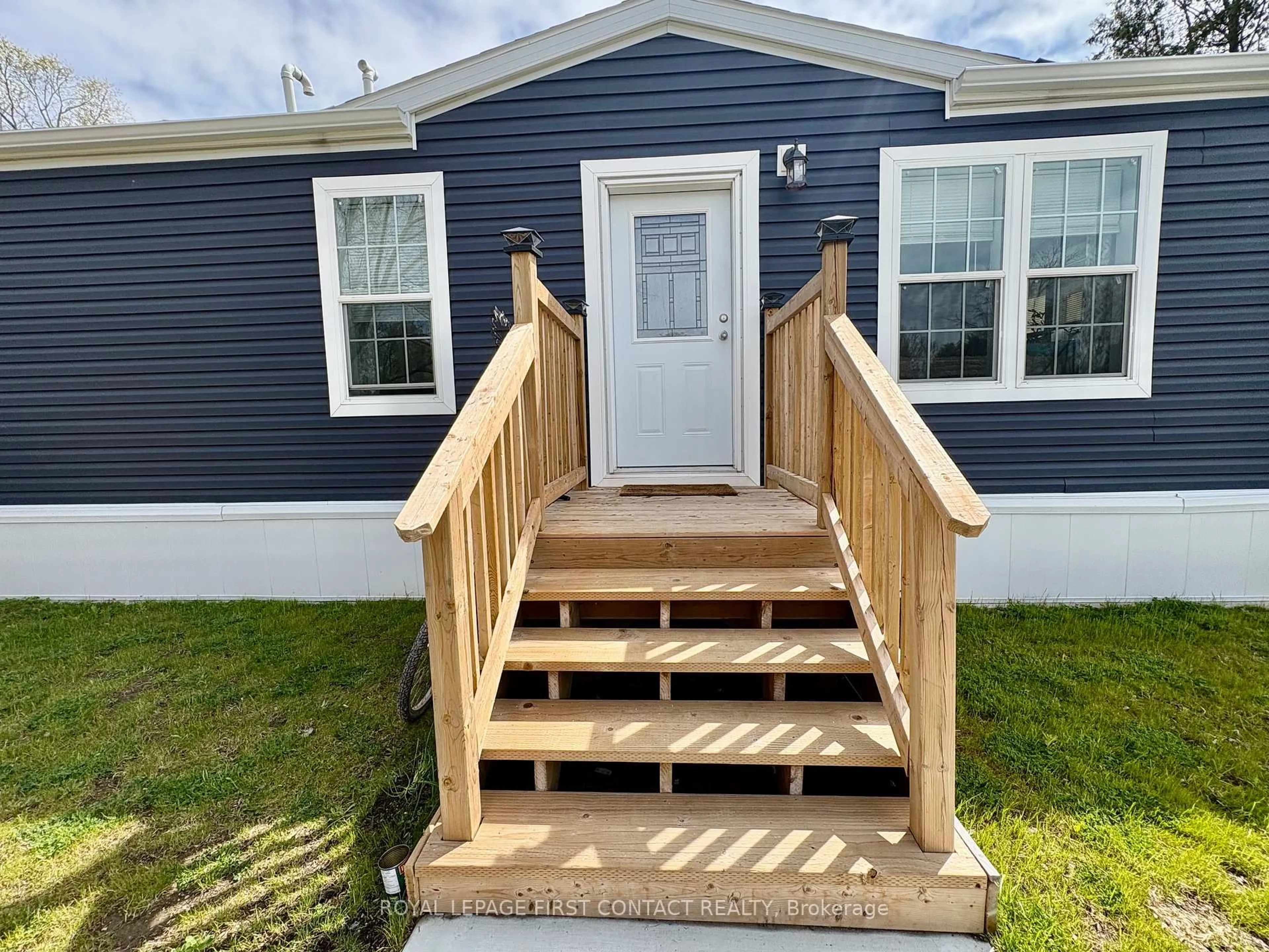 Home with vinyl exterior material, street for 40 SHAMROCK Cres, Essa Ontario L3W 0A5