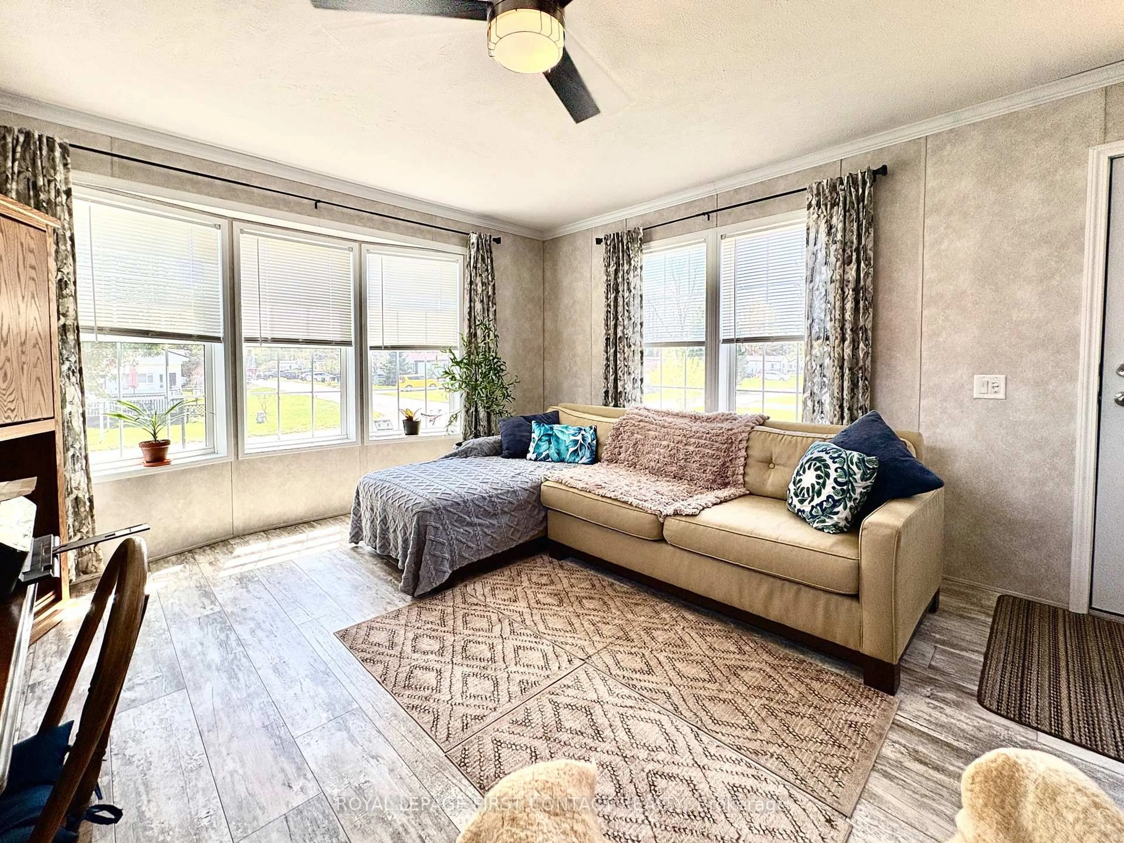 Living room with furniture, unknown for 40 SHAMROCK Cres, Essa Ontario L3W 0A5