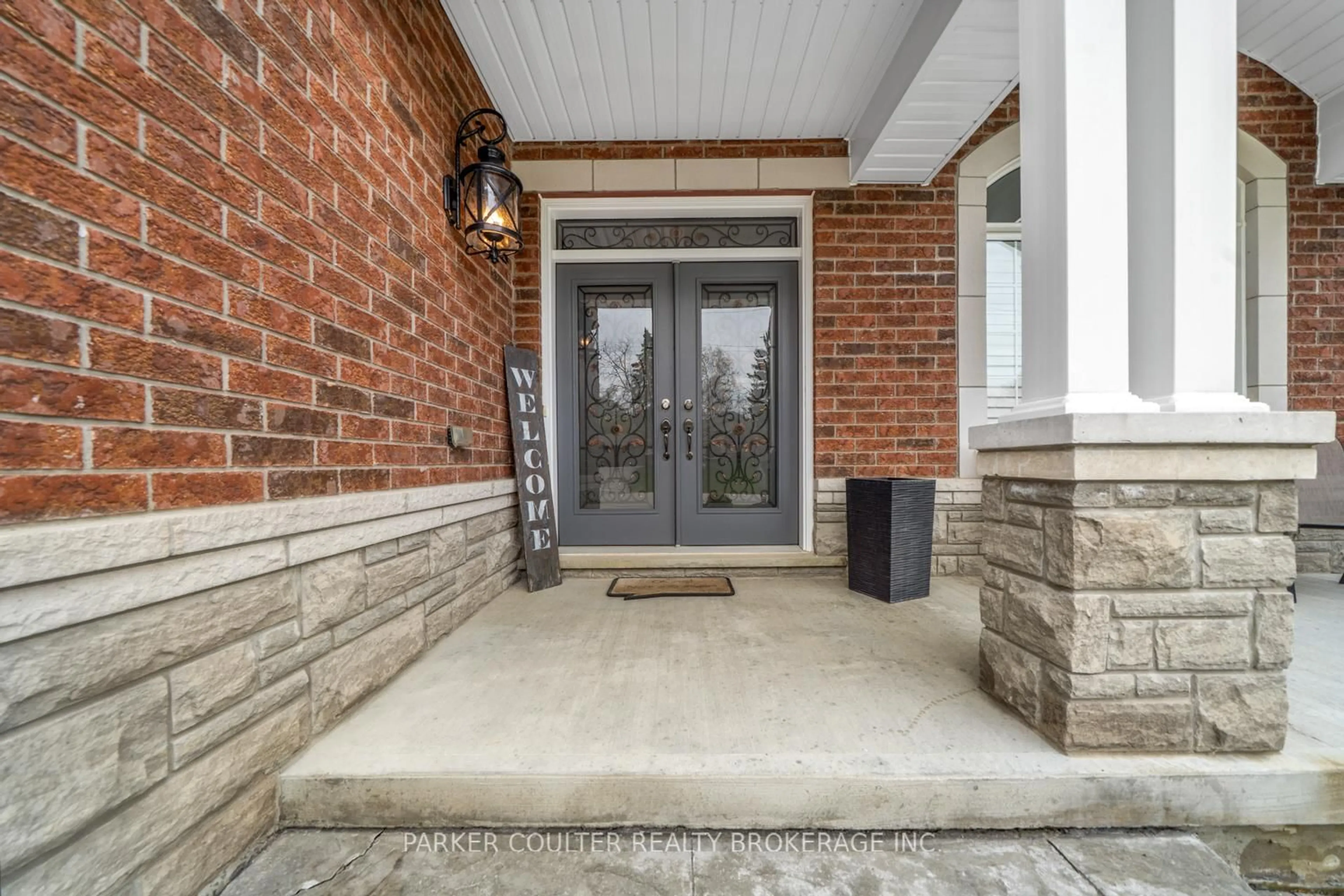 Indoor entryway for 49 Victoria St, Innisfil Ontario L0L 1L0
