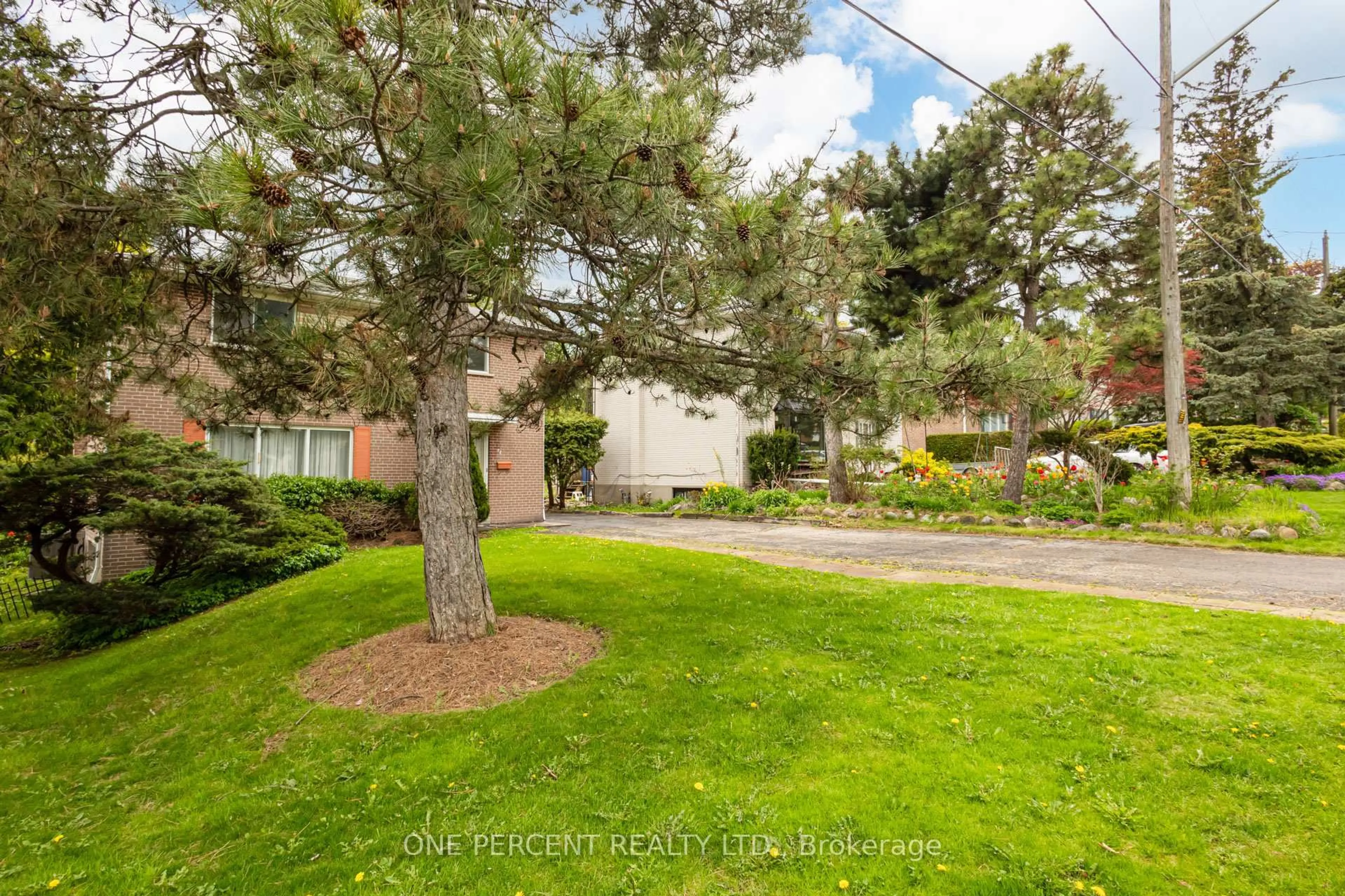 A pic from outside/outdoor area/front of a property/back of a property/a pic from drone, street for 79 Grandview Ave, Markham Ontario L3T 1H3