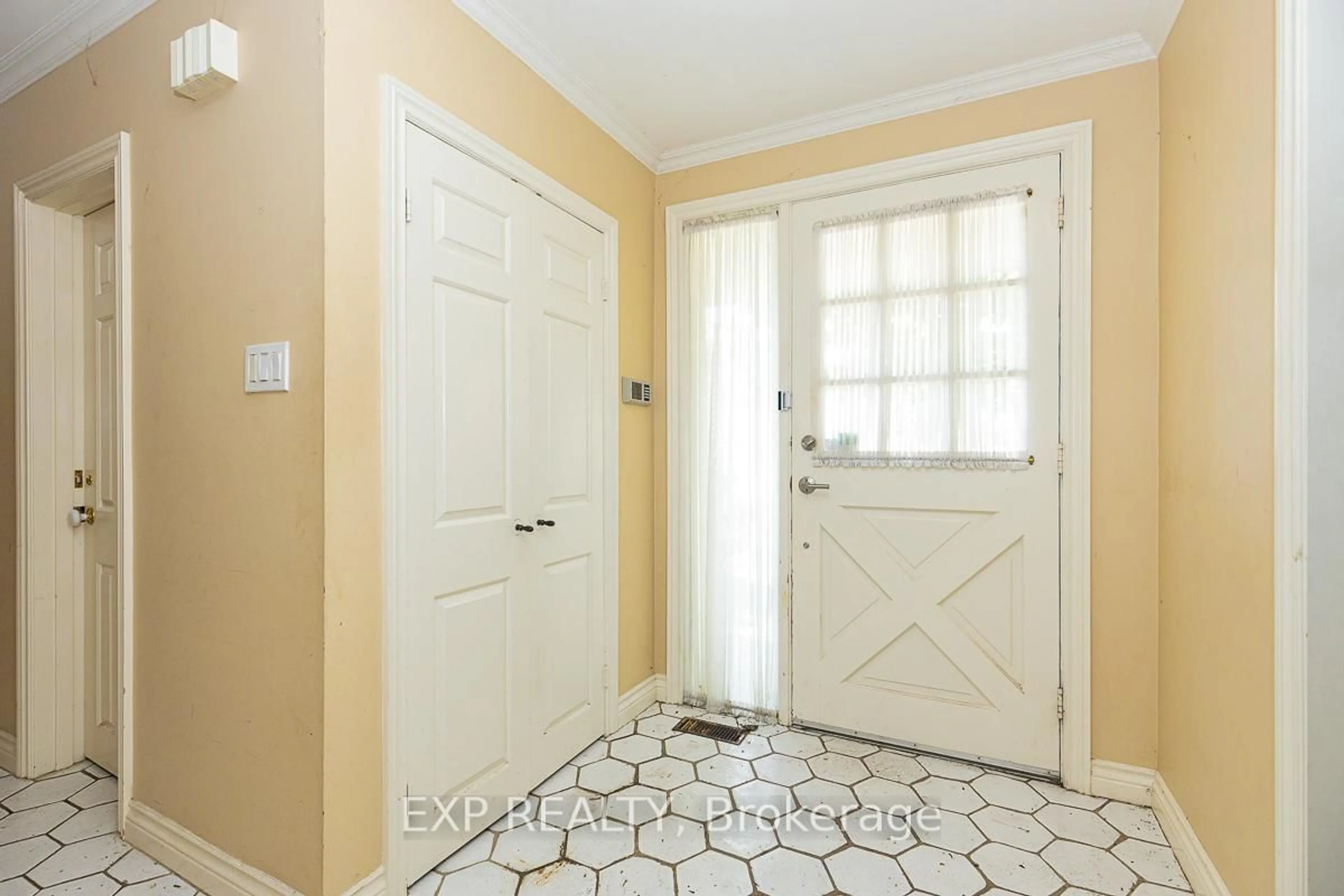 Indoor entryway for 9 Laureleaf Rd, Markham Ontario L3T 2X2