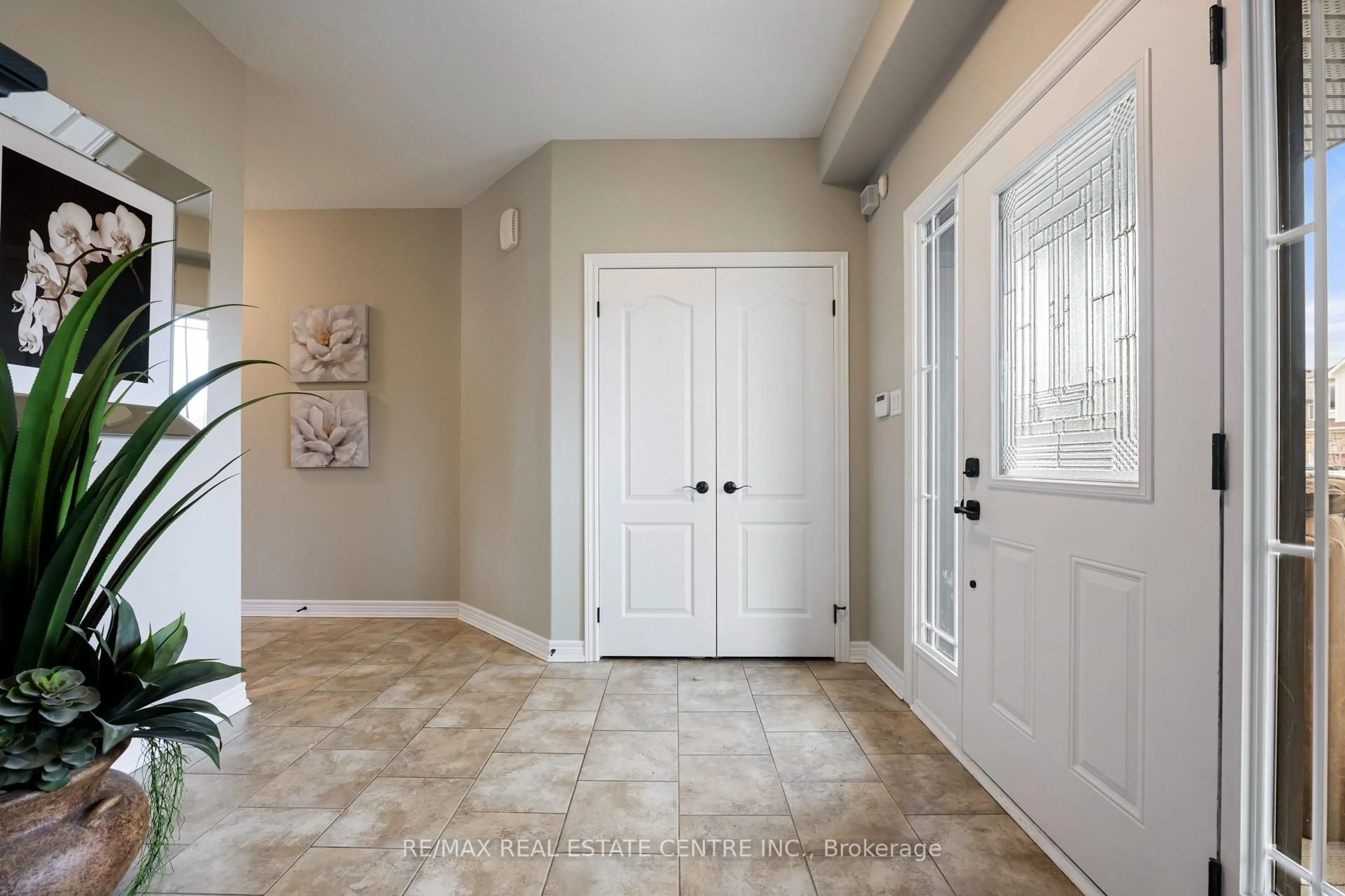 Indoor entryway for 51 Burt Ave, New Tecumseth Ontario L9R 0G8