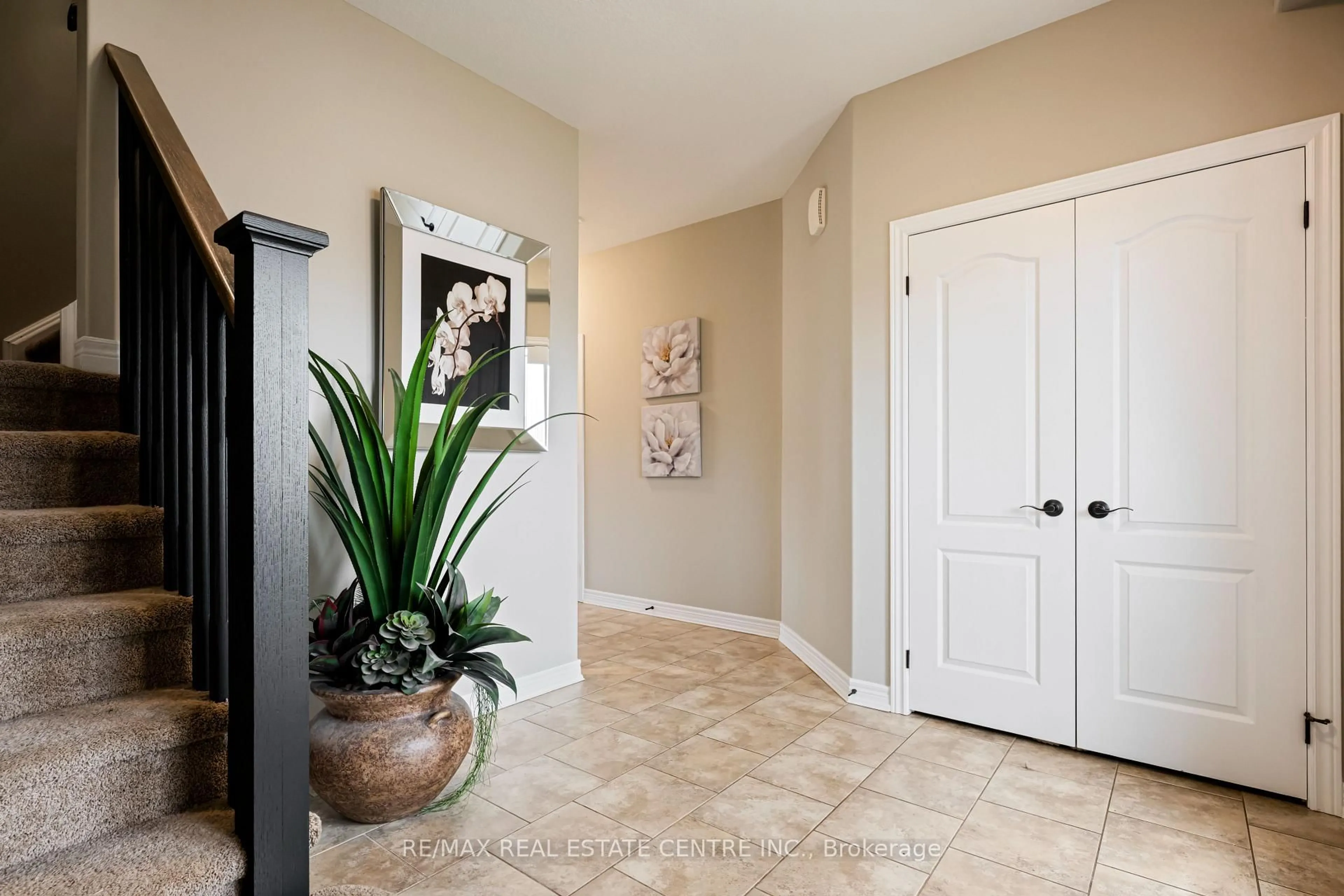 Indoor entryway for 51 Burt Ave, New Tecumseth Ontario L9R 0G8